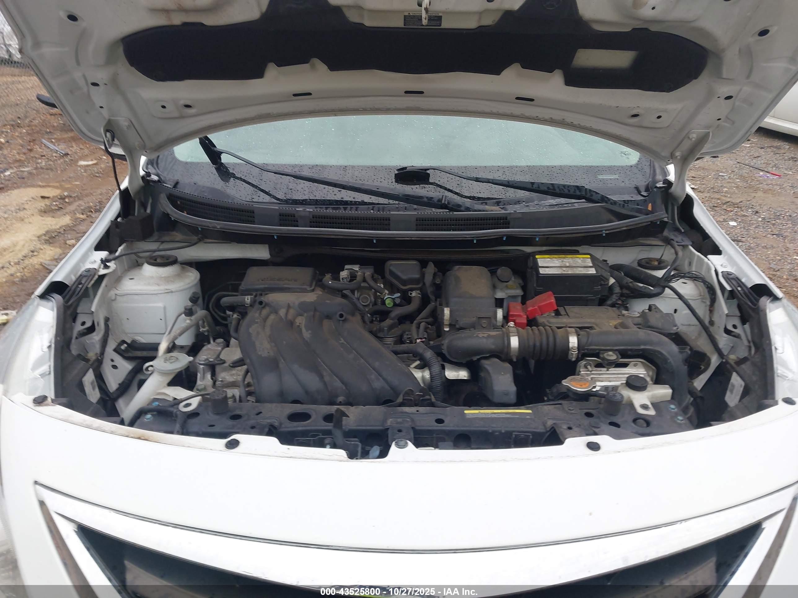 NISSAN VERSA image 10