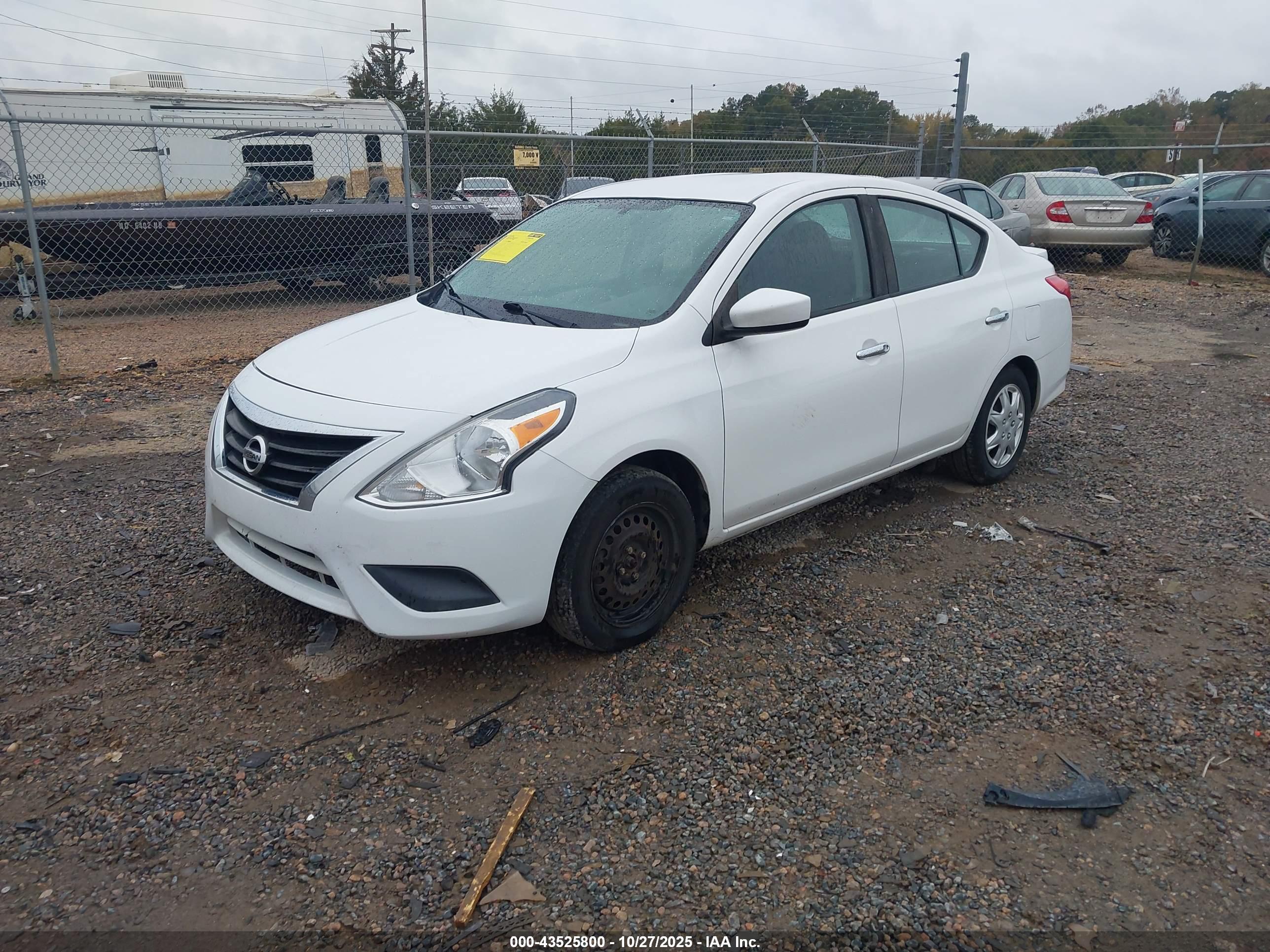NISSAN VERSA image 2