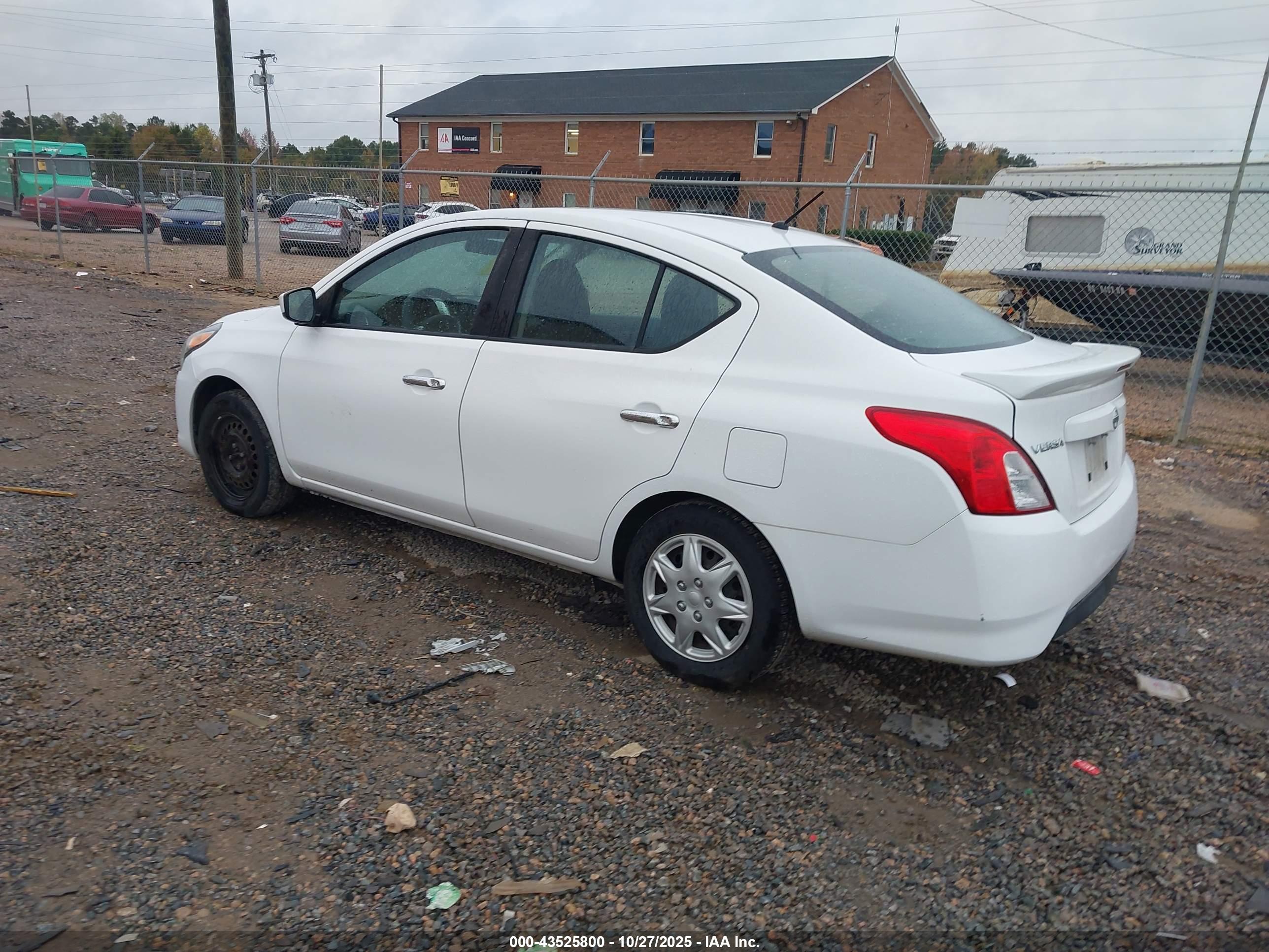 NISSAN VERSA image 3