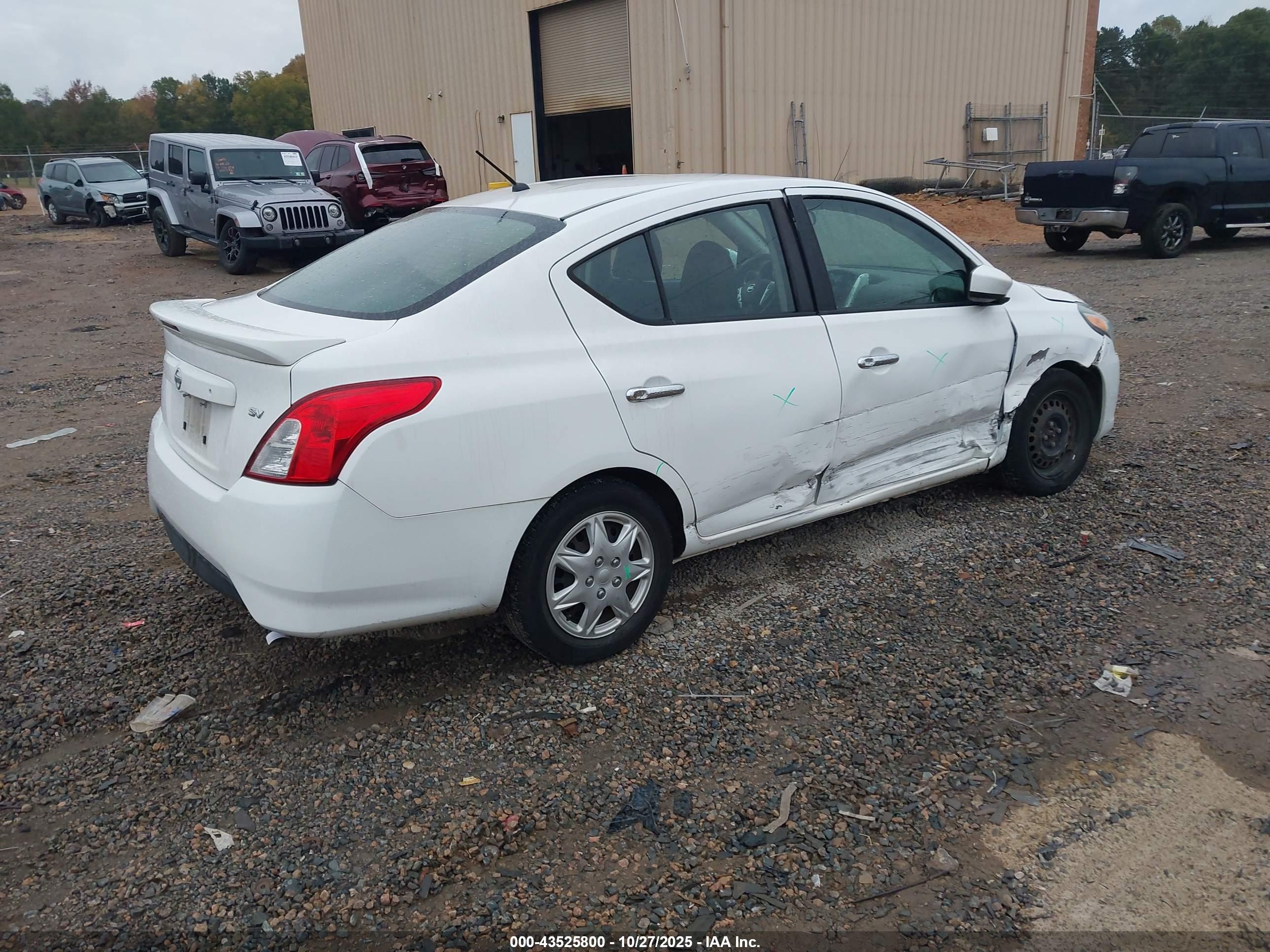 NISSAN VERSA image 4