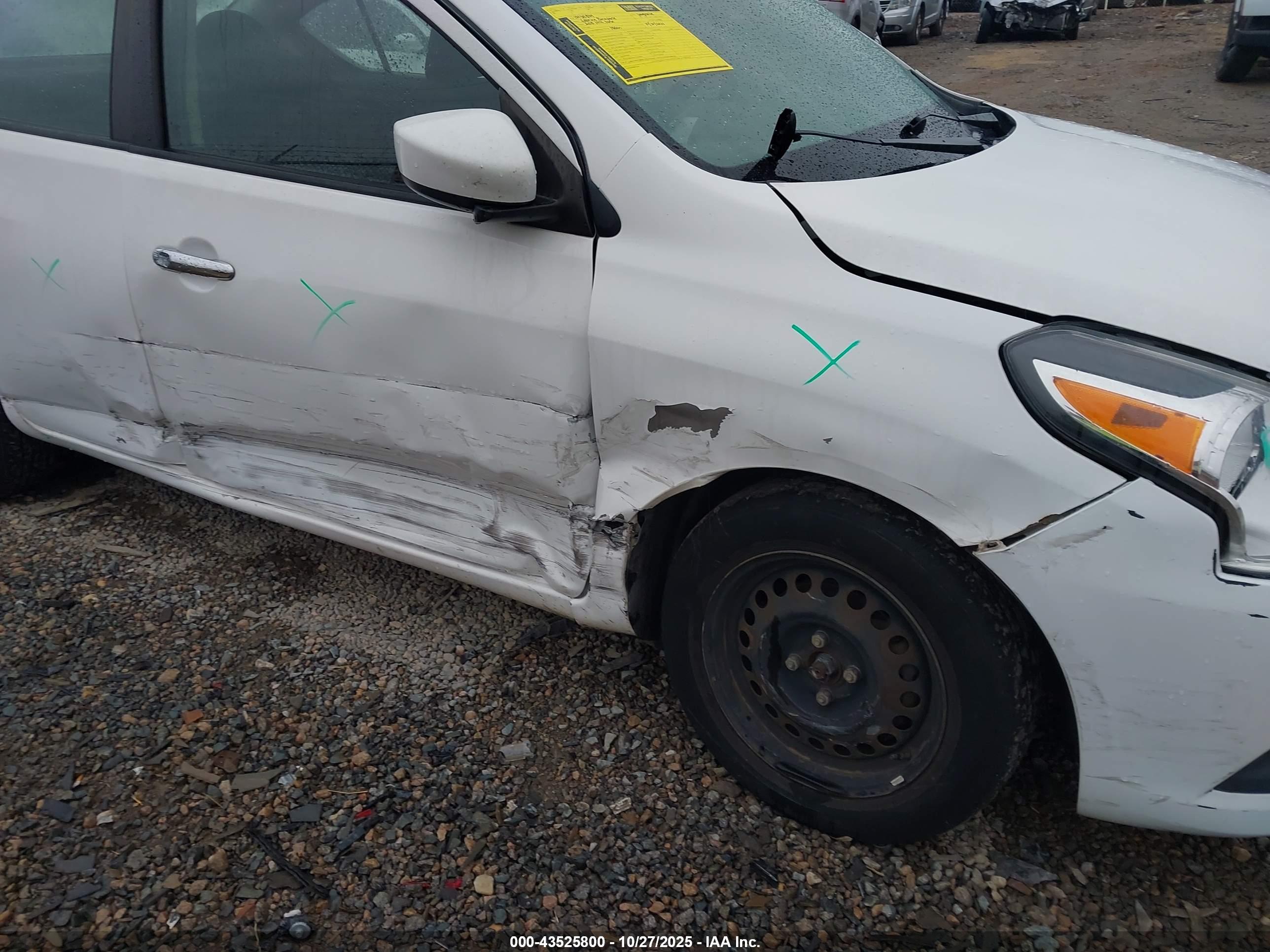 NISSAN VERSA image 6
