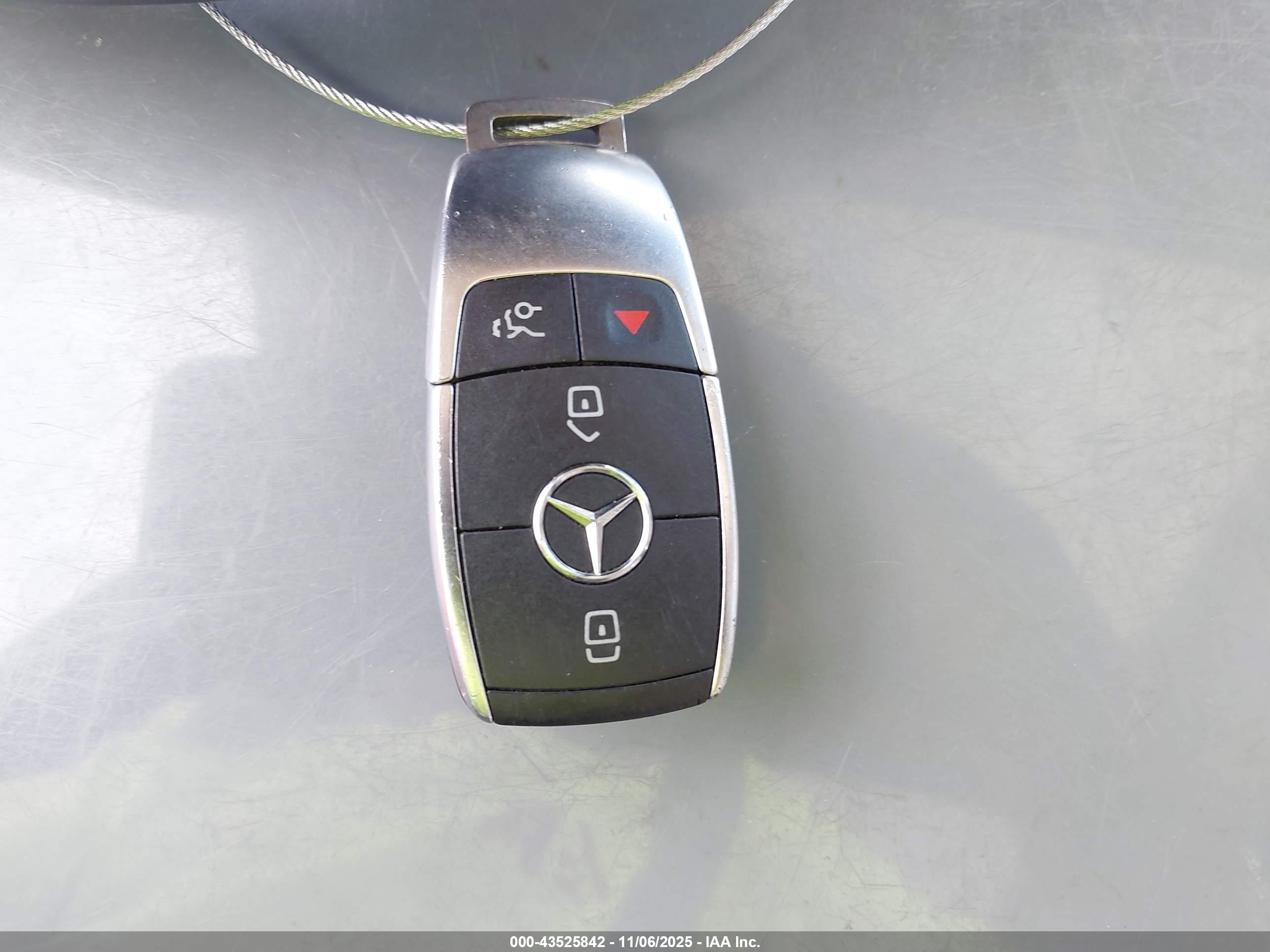 MERCEDES-BENZ GLB image 11
