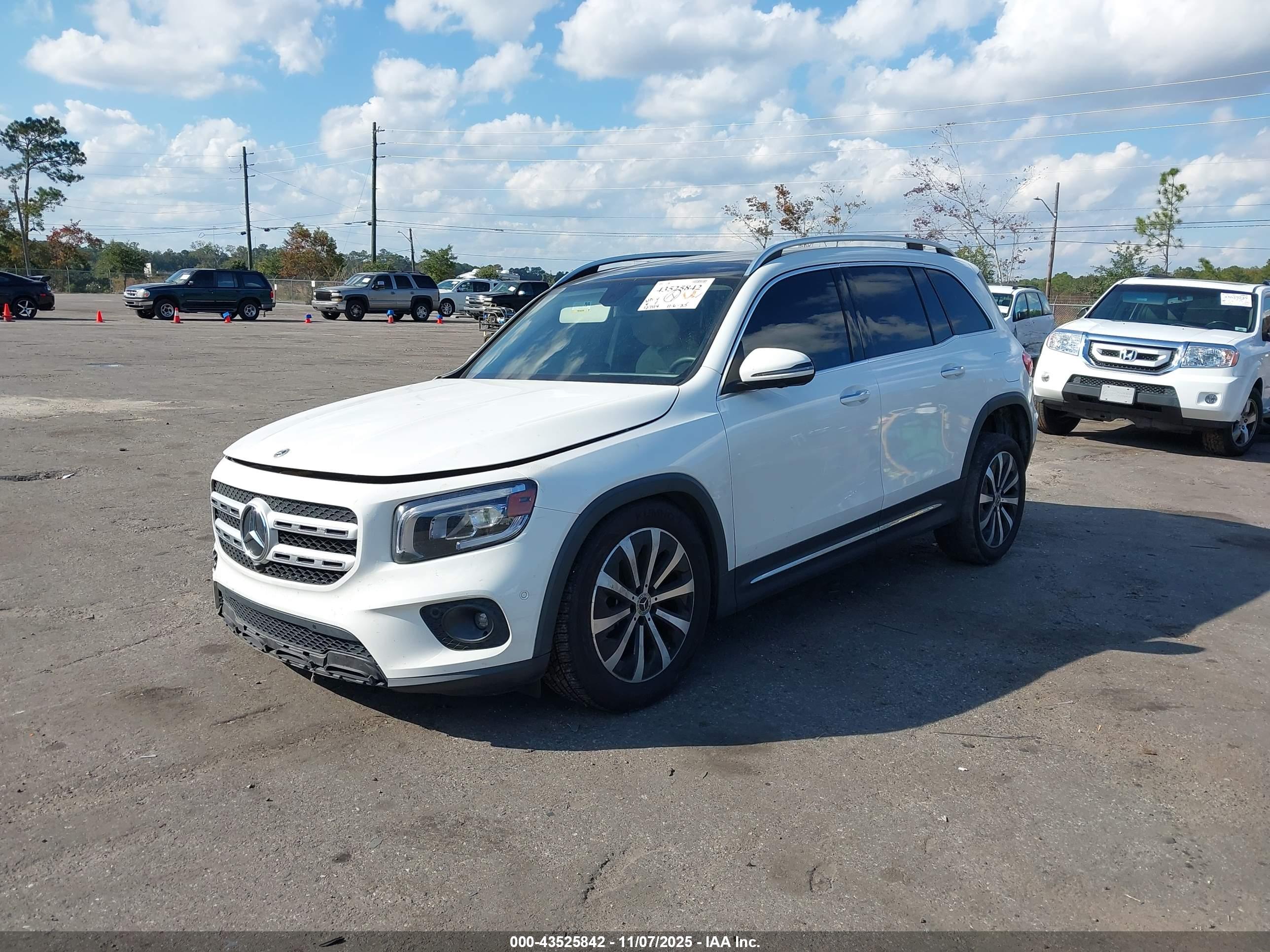 MERCEDES-BENZ GLB image 2