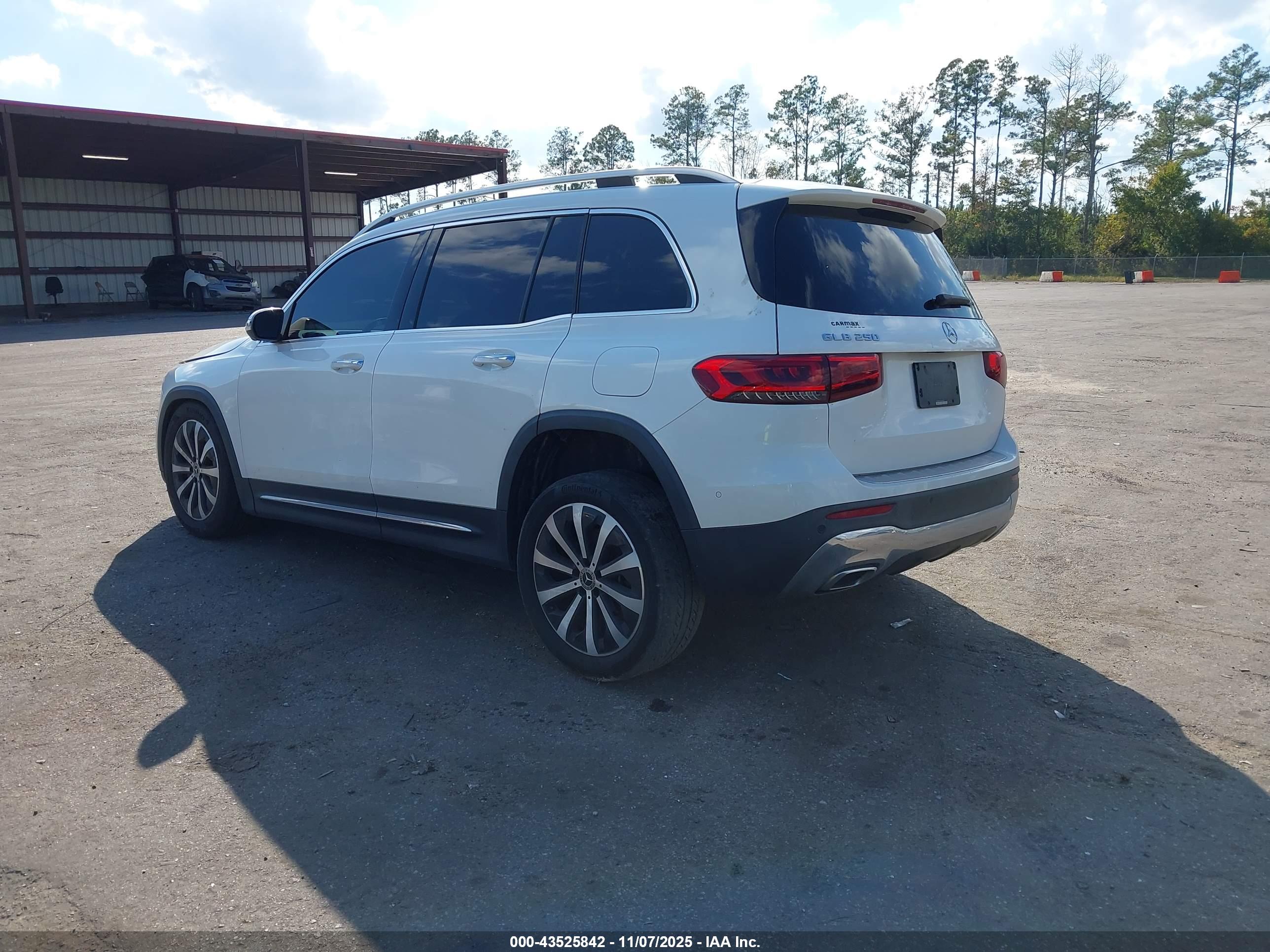 MERCEDES-BENZ GLB image 3