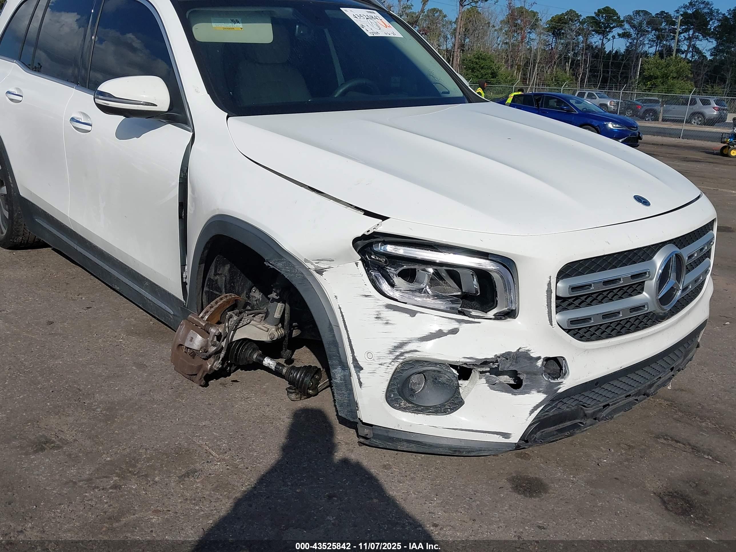 MERCEDES-BENZ GLB image 6