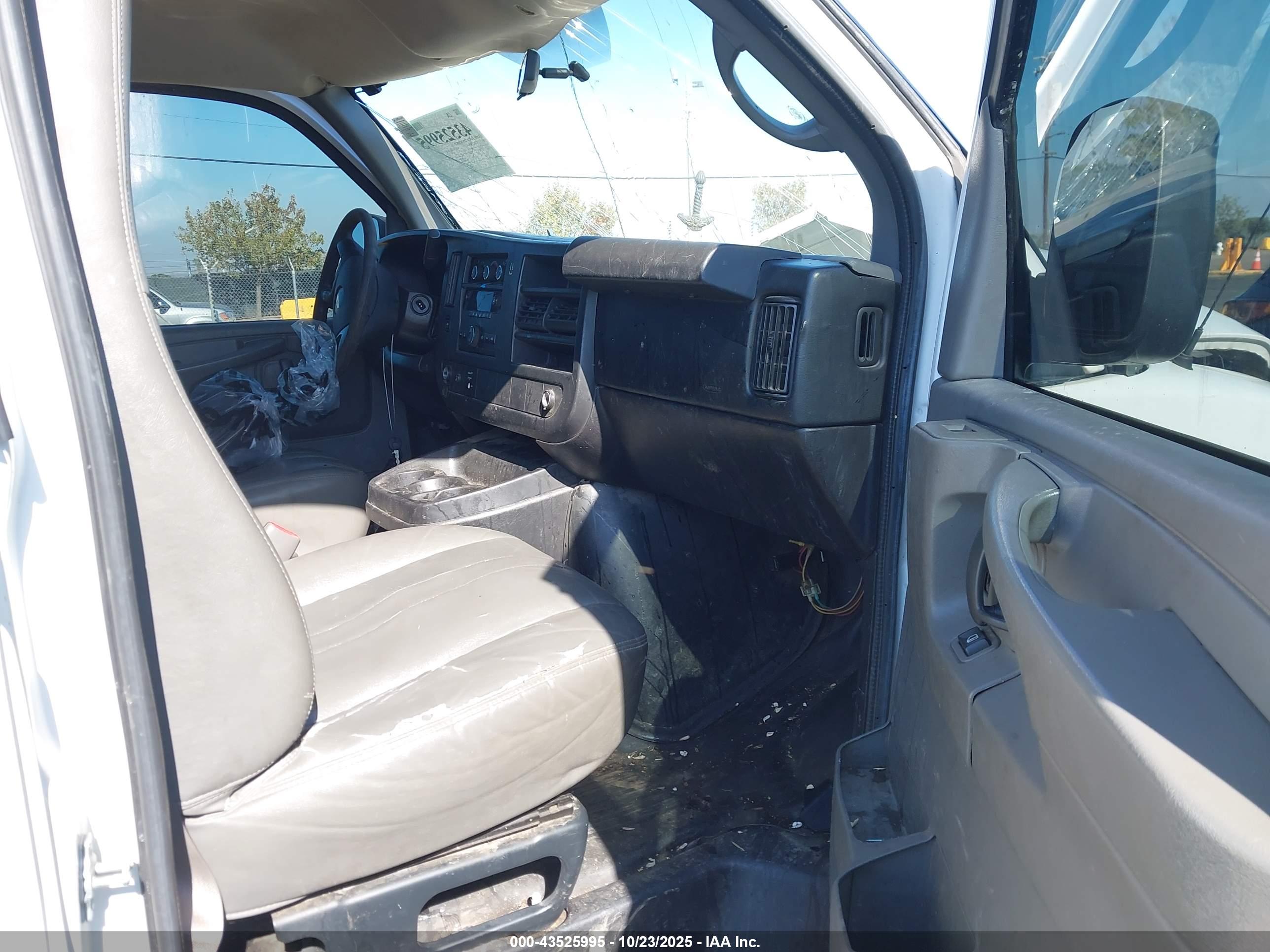 CHEVROLET EXPRESS image 5