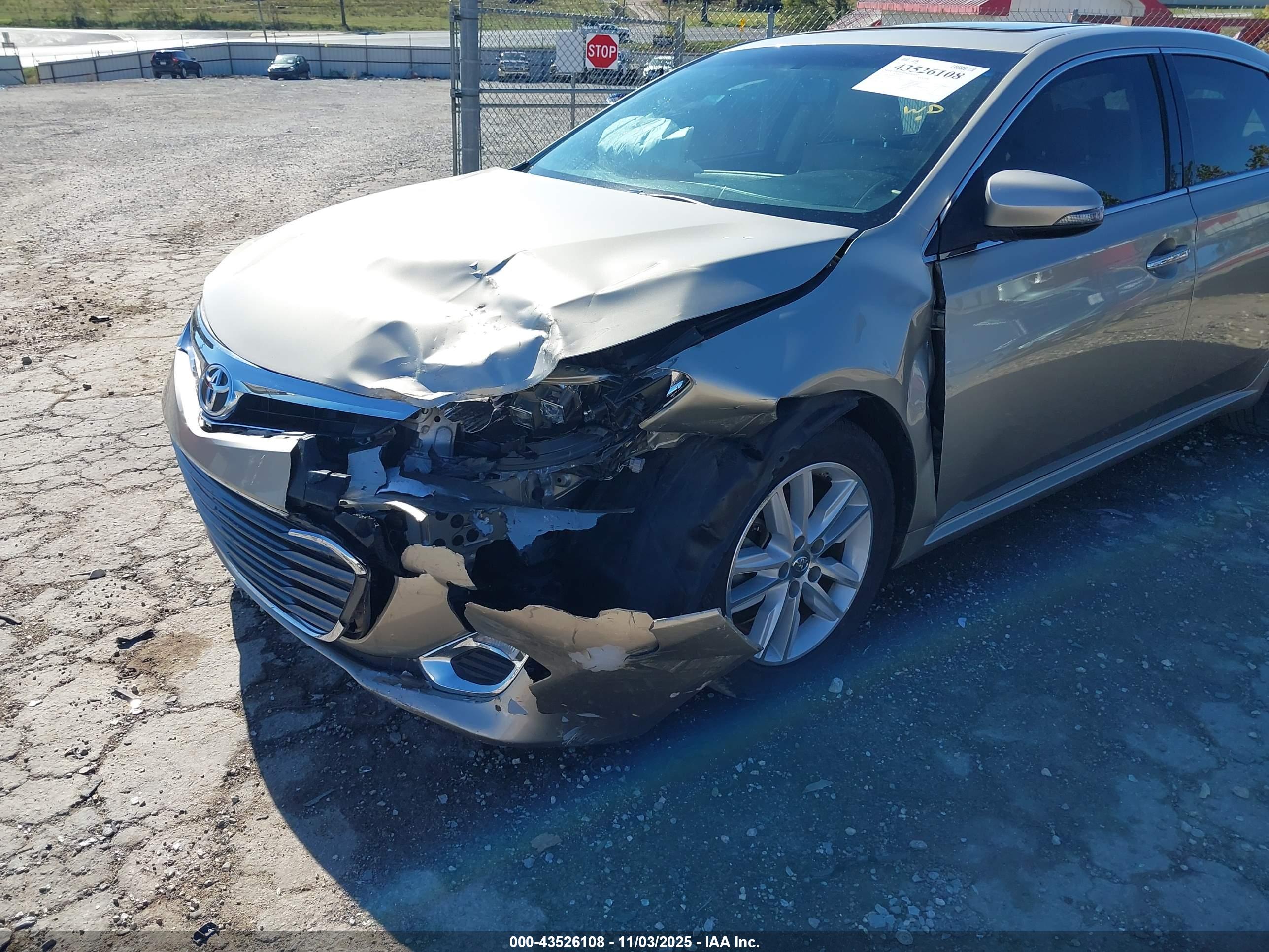 TOYOTA AVALON image 6