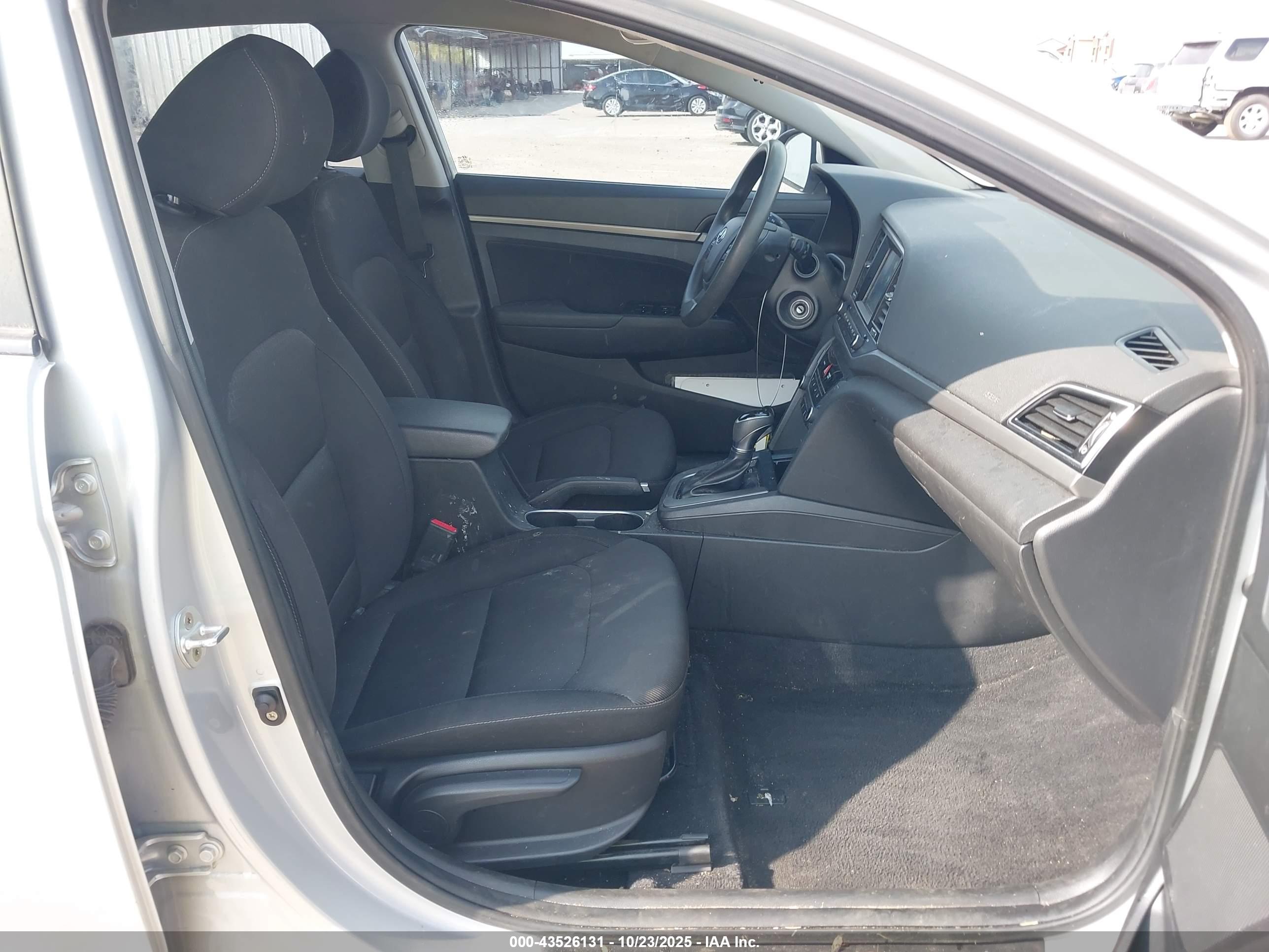 HYUNDAI ELANTRA image 5