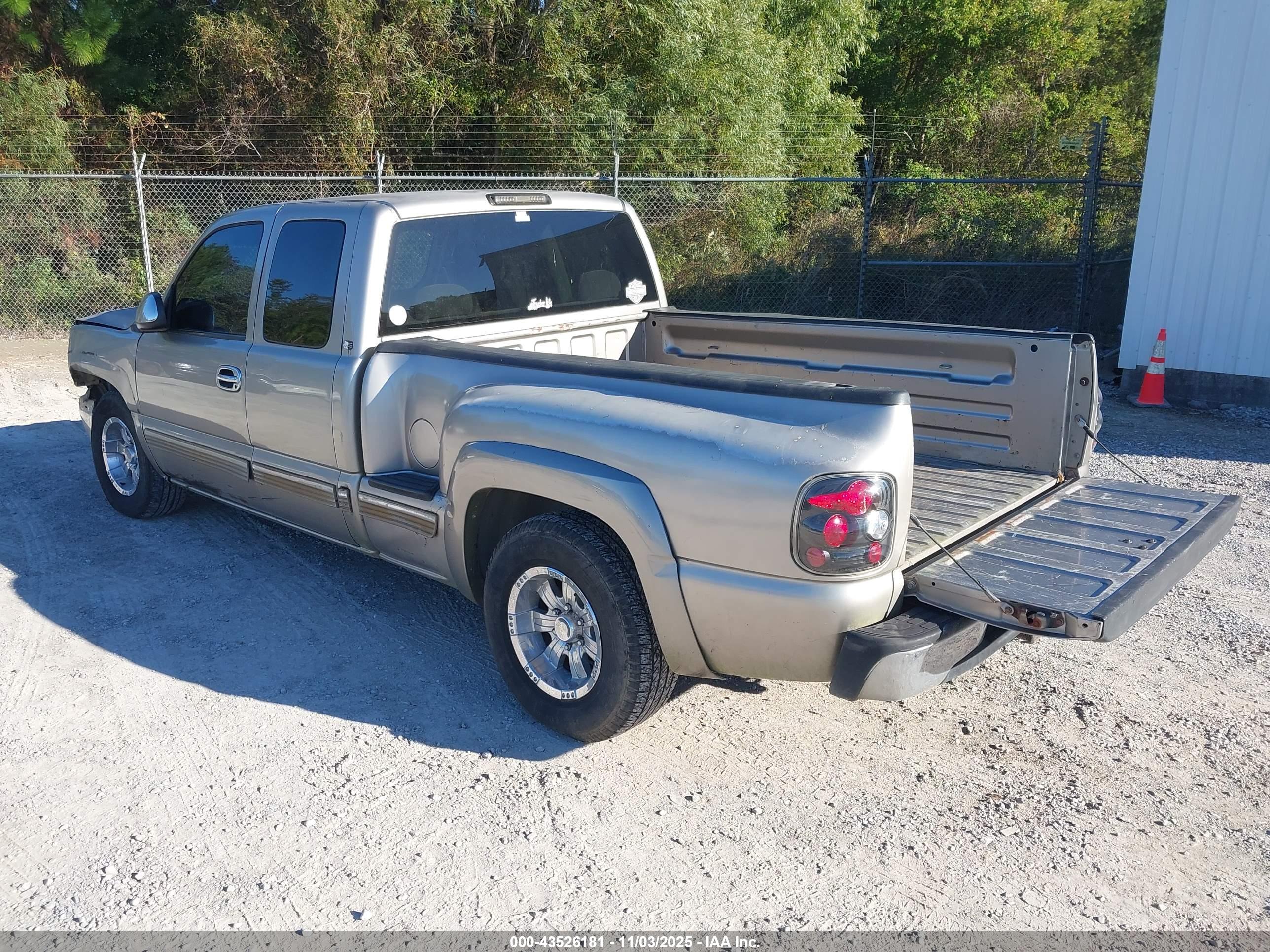 CHEVROLET SILVERADO image 3