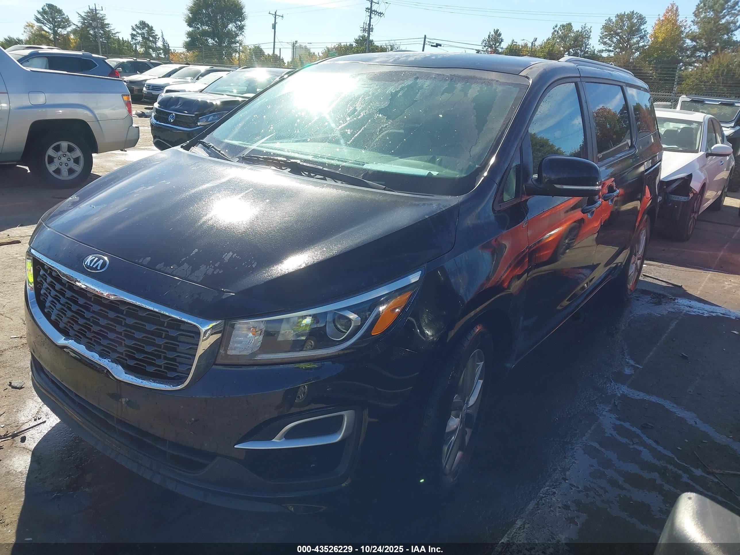 KIA SEDONA image 2