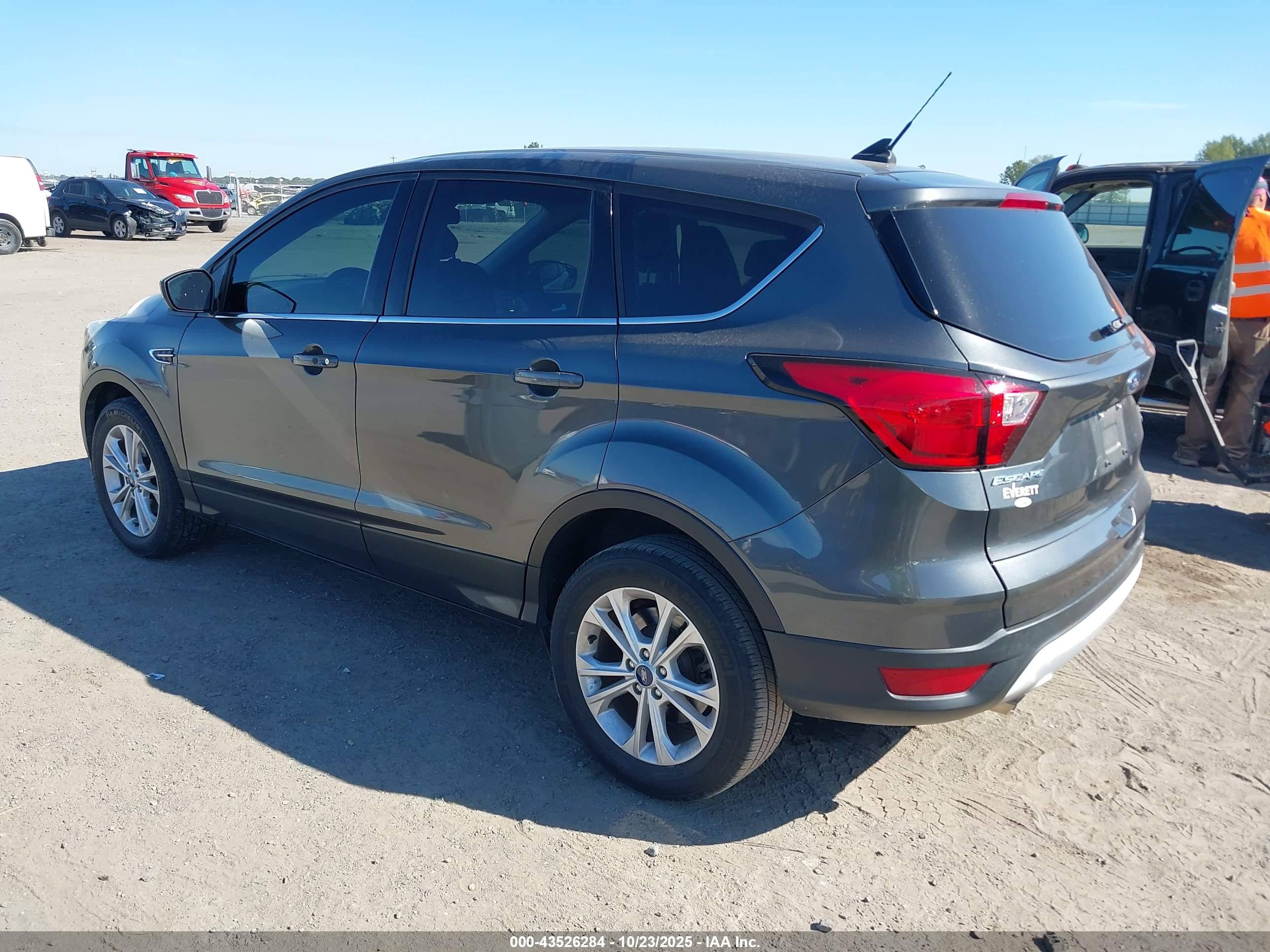 FORD ESCAPE image 3