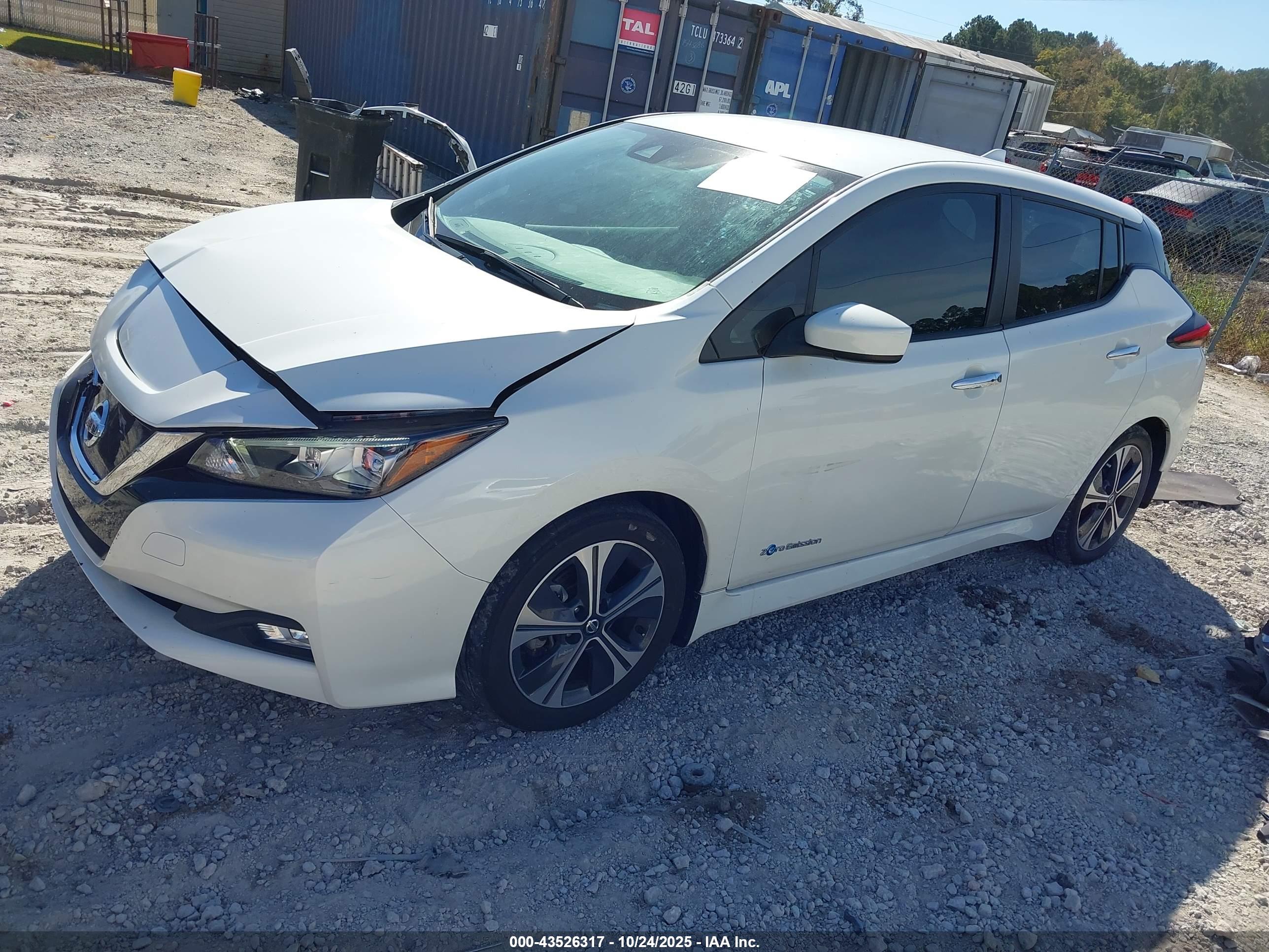 NISSAN LEAF image 2