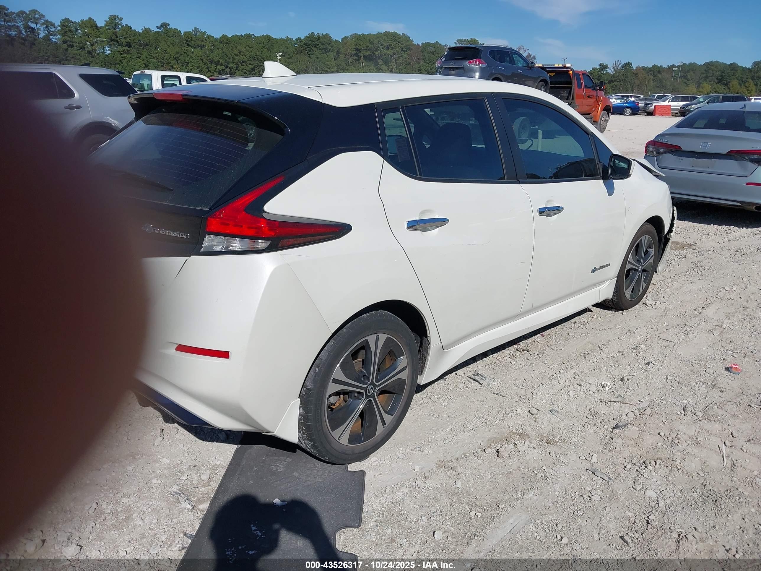 NISSAN LEAF image 4