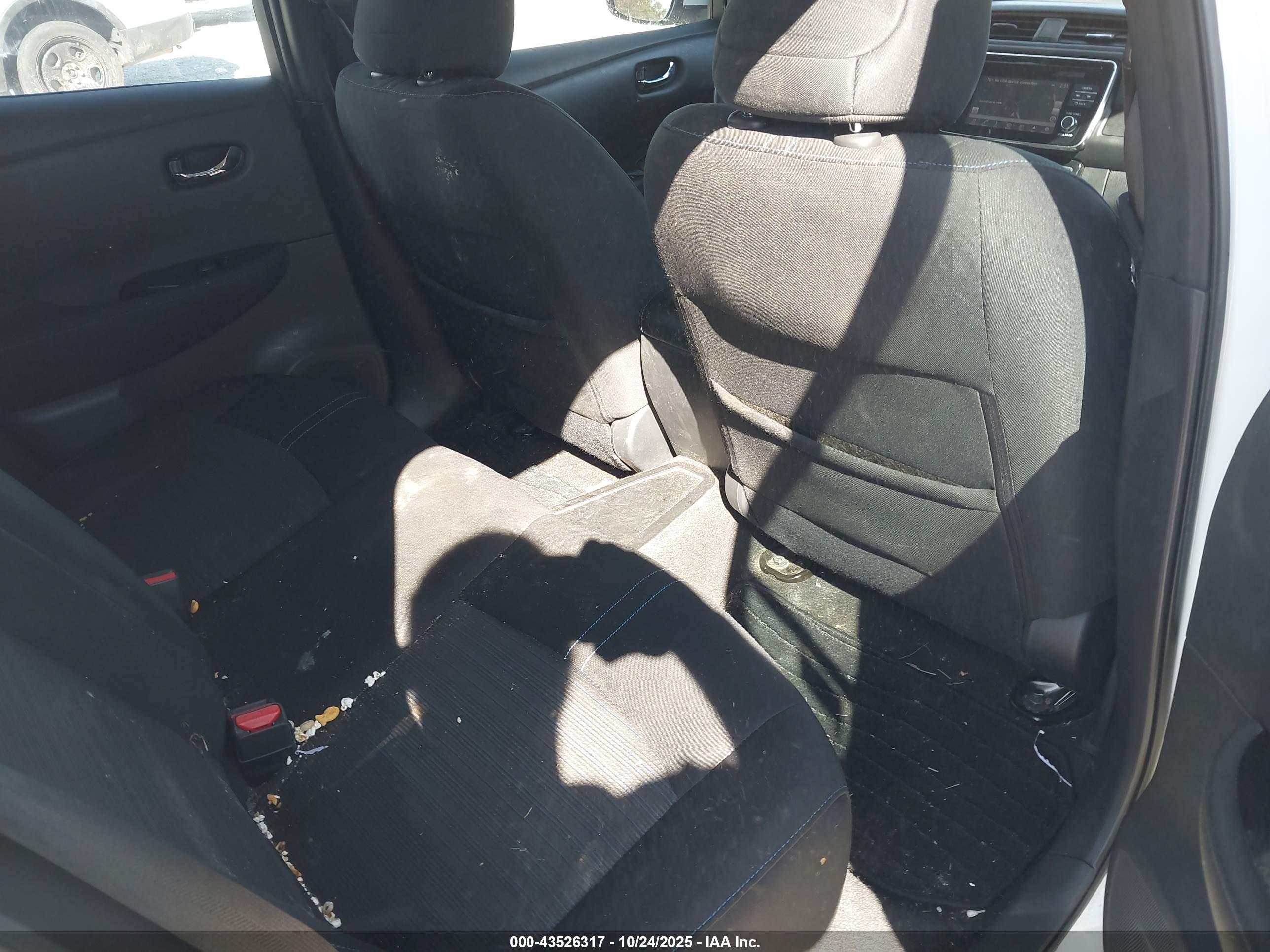 NISSAN LEAF image 8