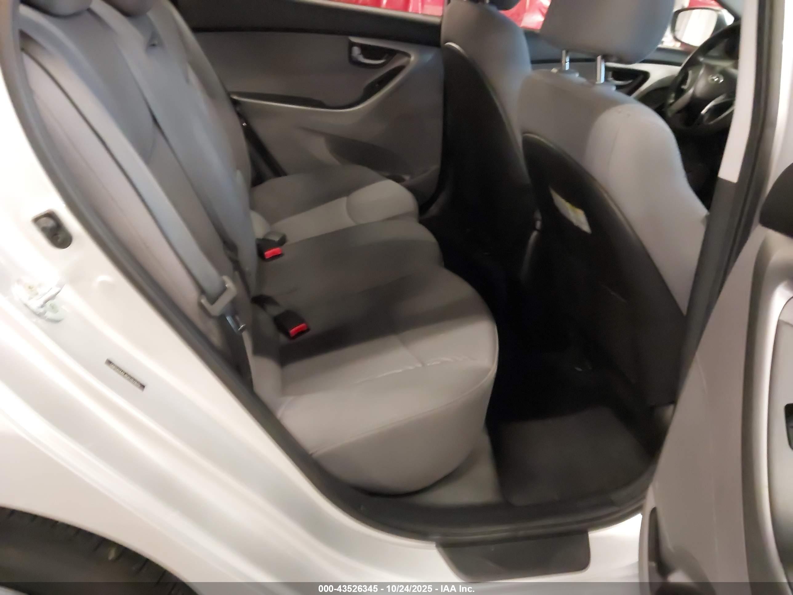HYUNDAI ELANTRA image 8