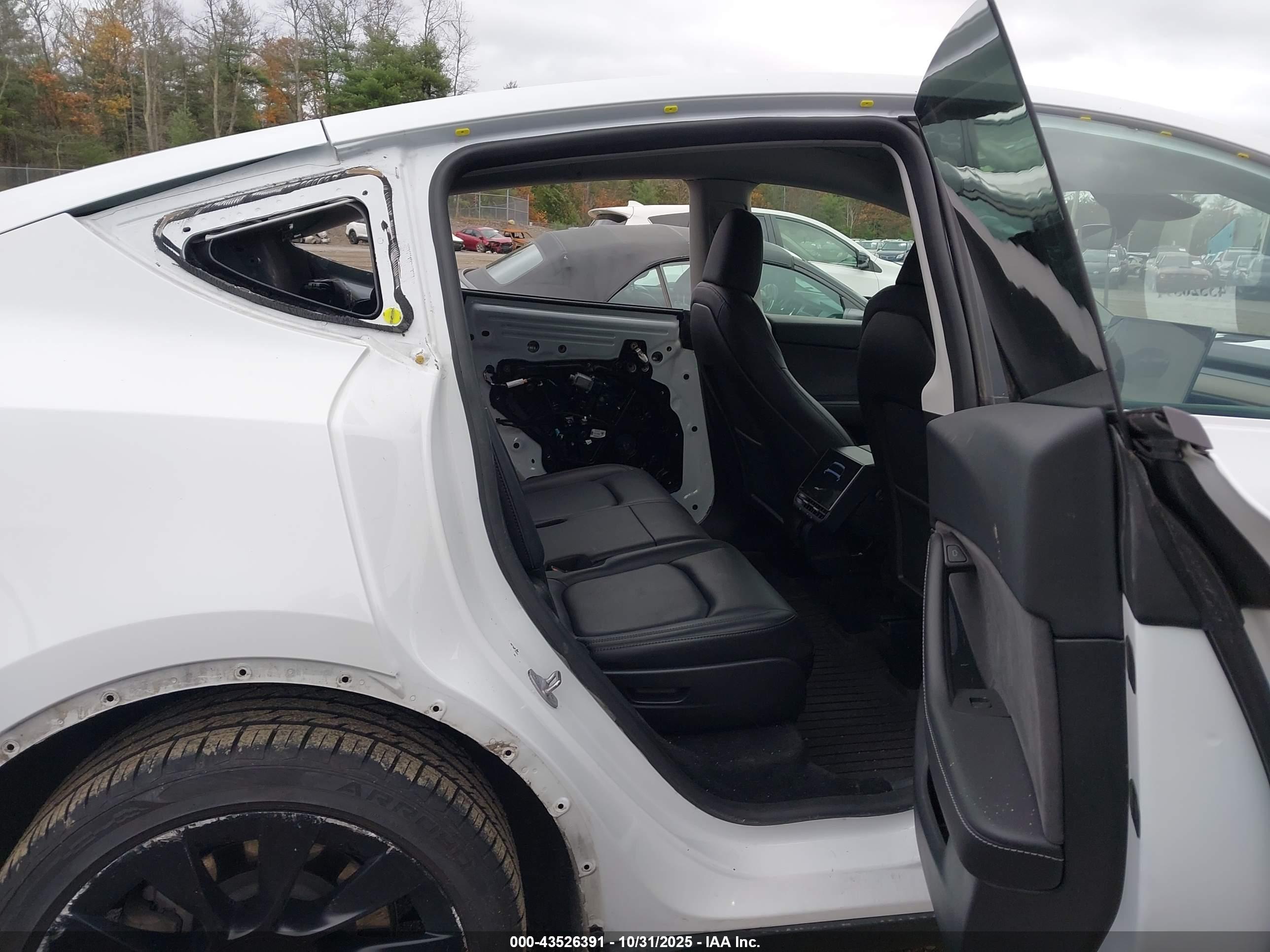 TESLA MODEL image 8