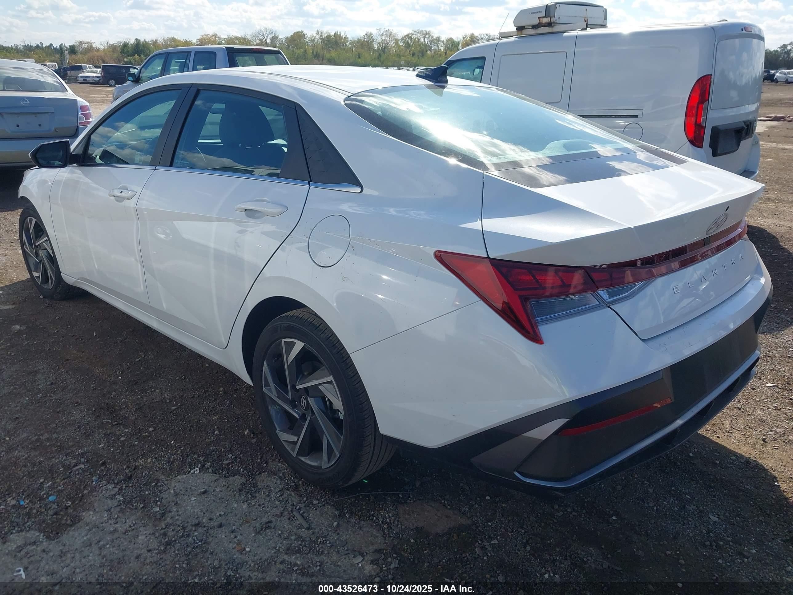 HYUNDAI ELANTRA image 3