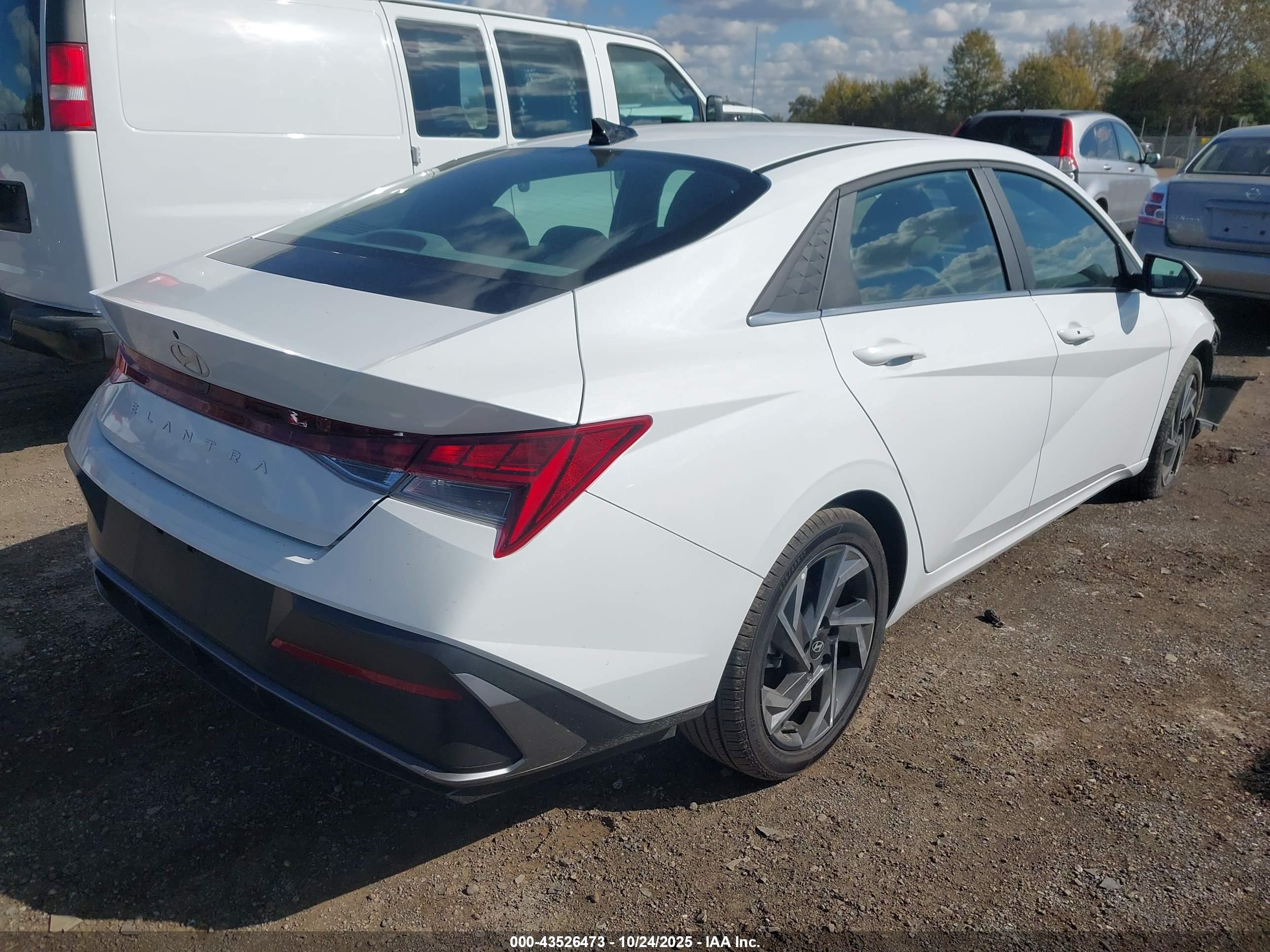 HYUNDAI ELANTRA image 4