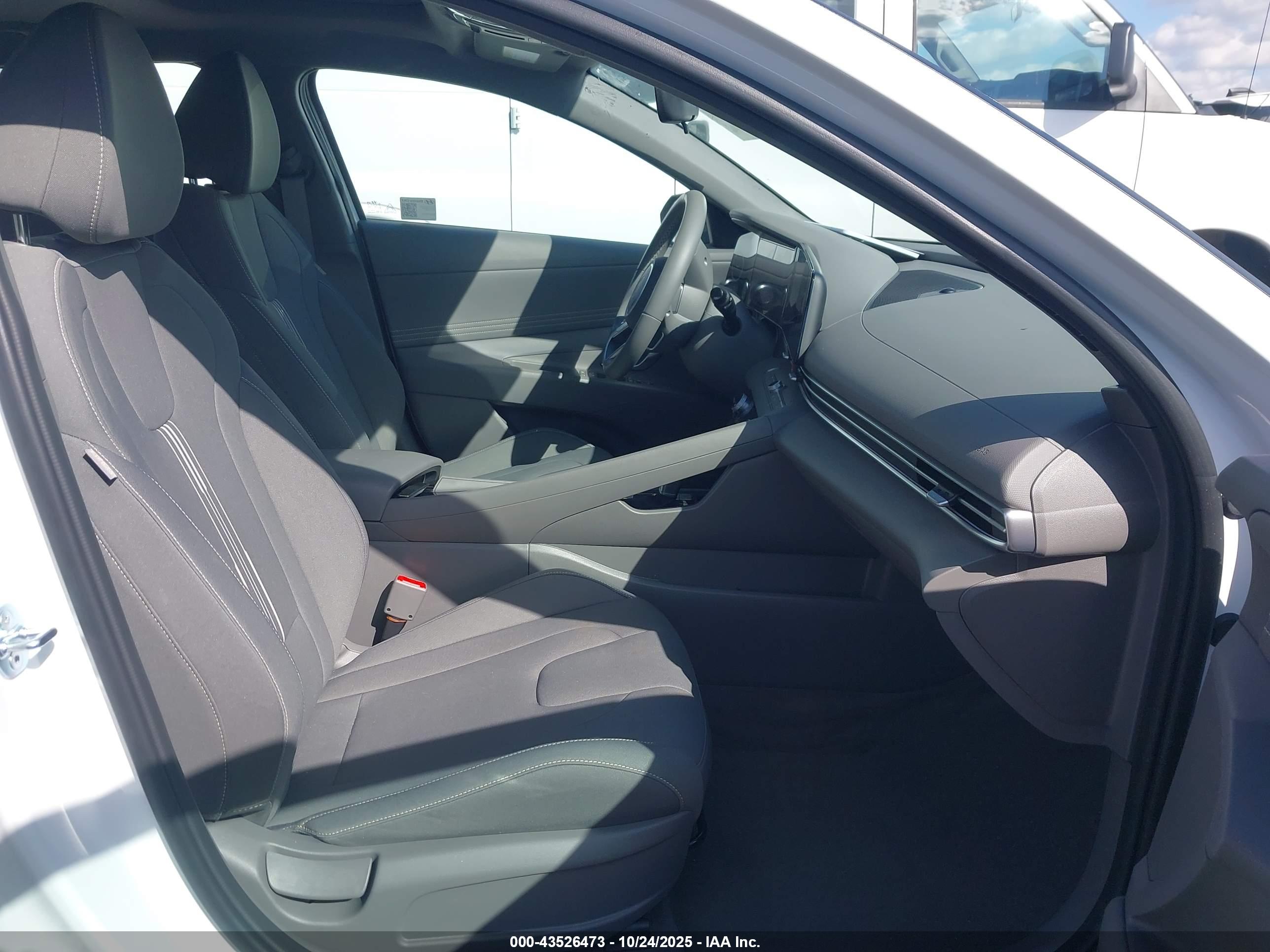 HYUNDAI ELANTRA image 5