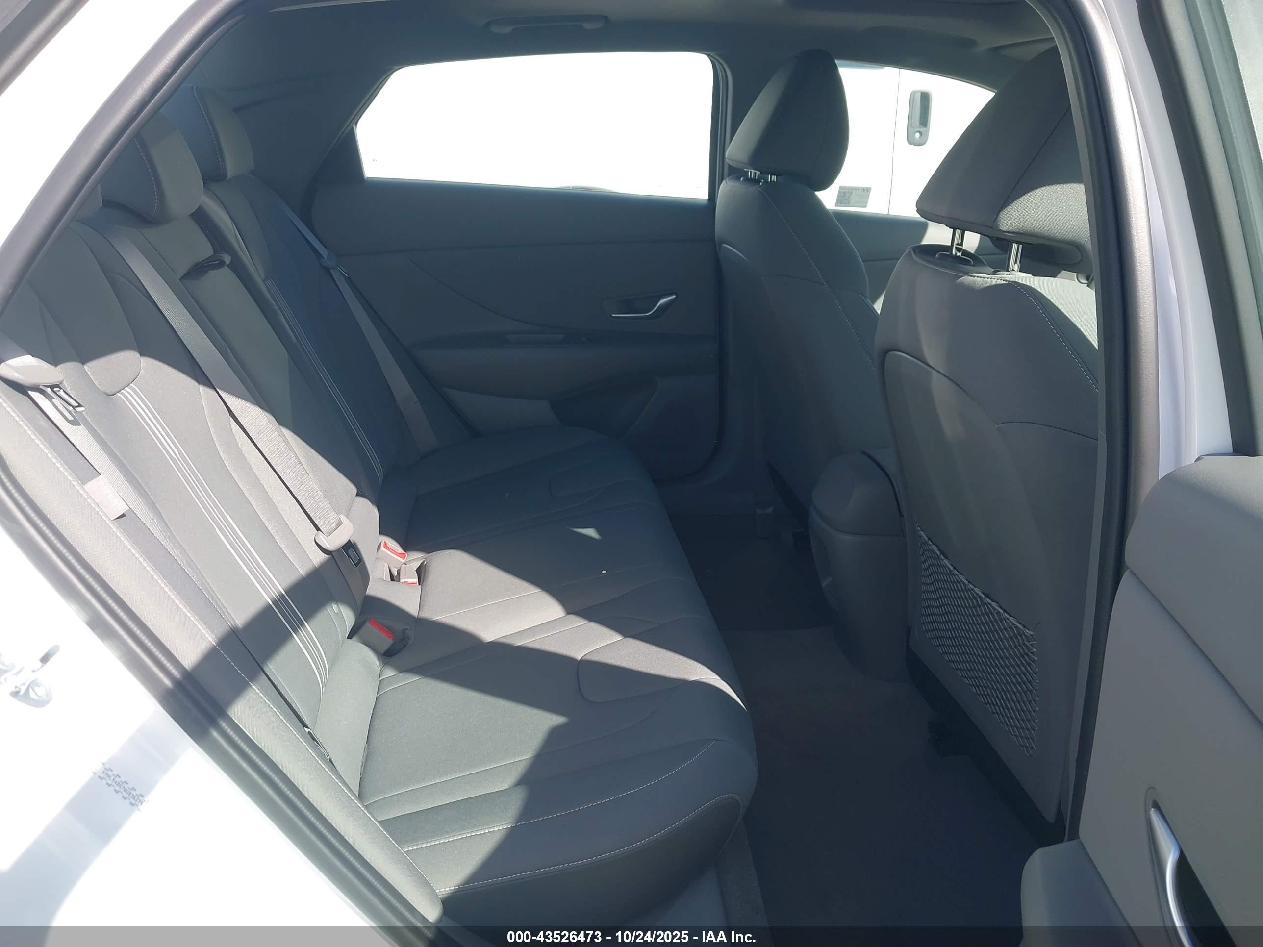 HYUNDAI ELANTRA image 8