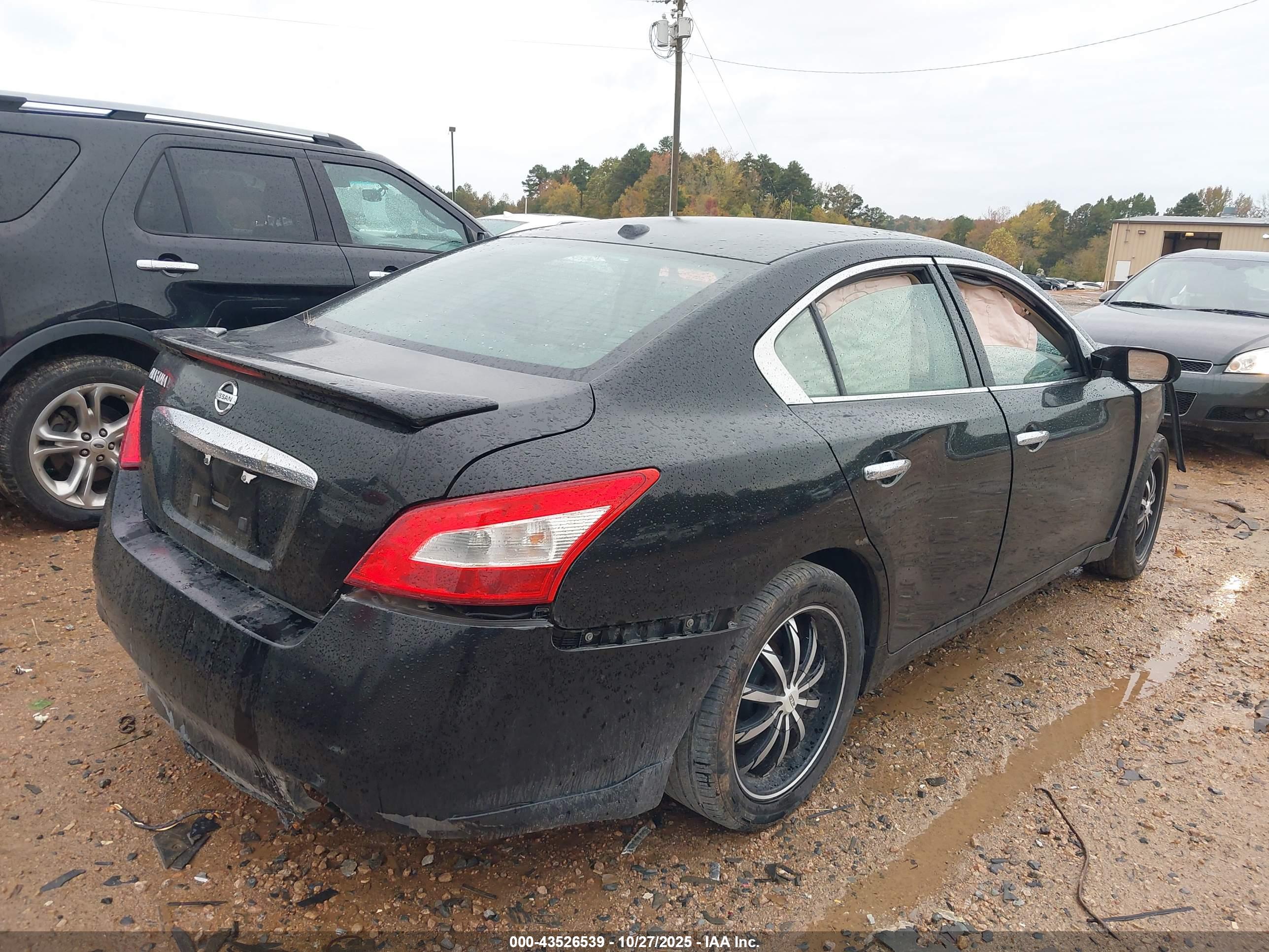 NISSAN MAXIMA image 4