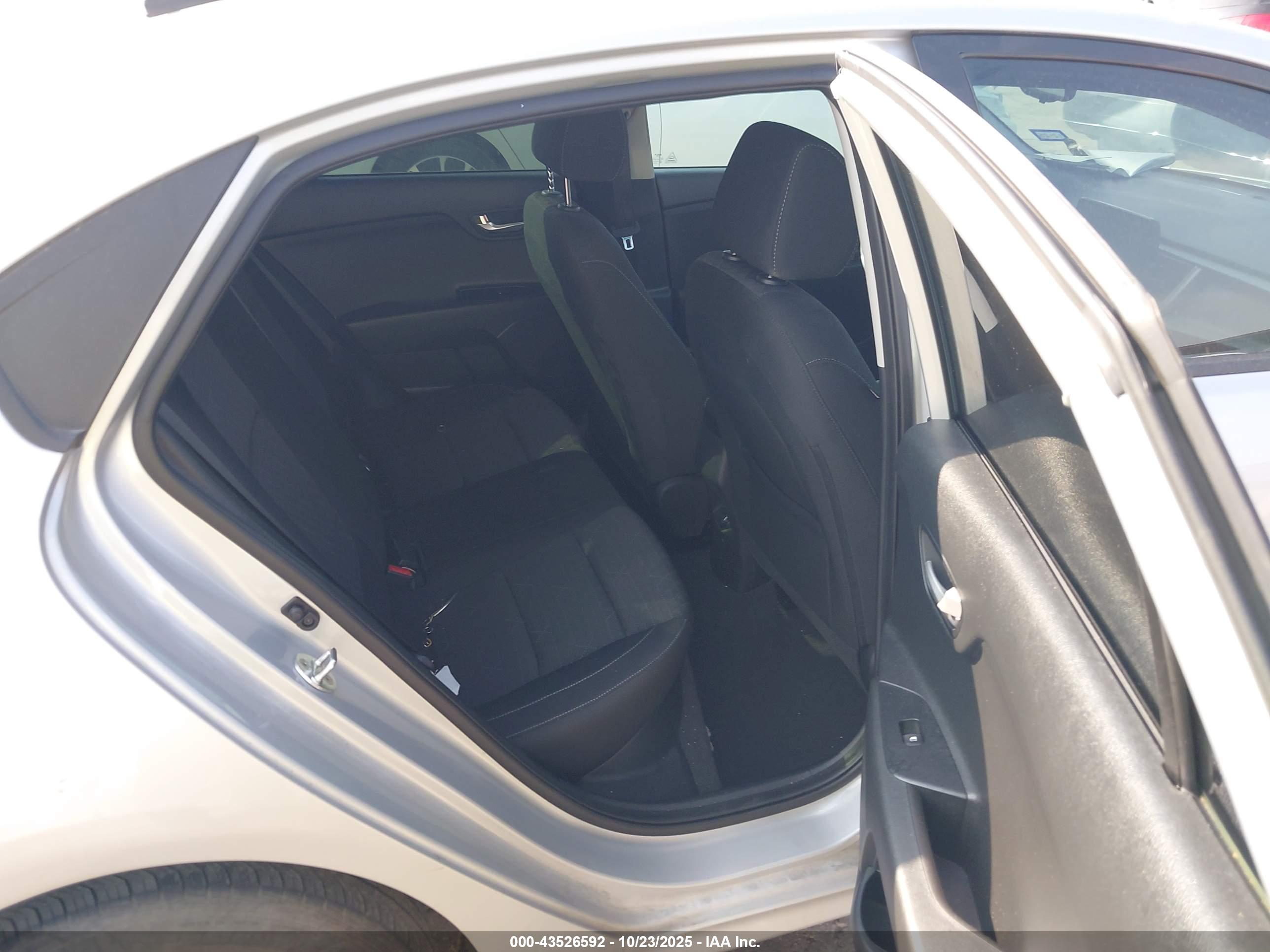 KIA RIO image 8