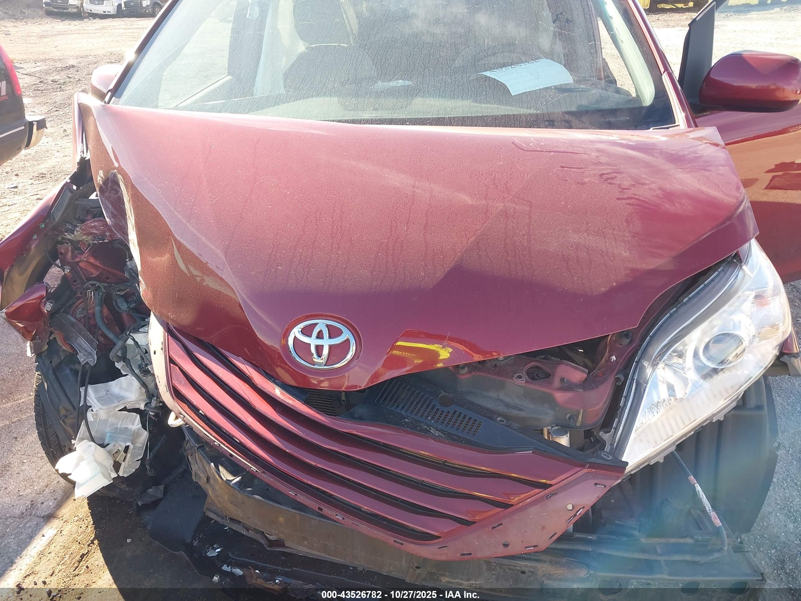 TOYOTA SIENNA image 10