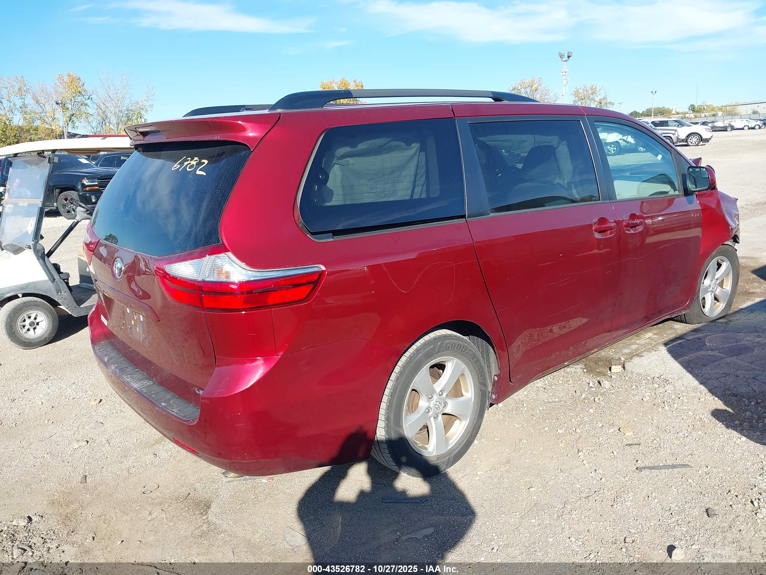 TOYOTA SIENNA image 4