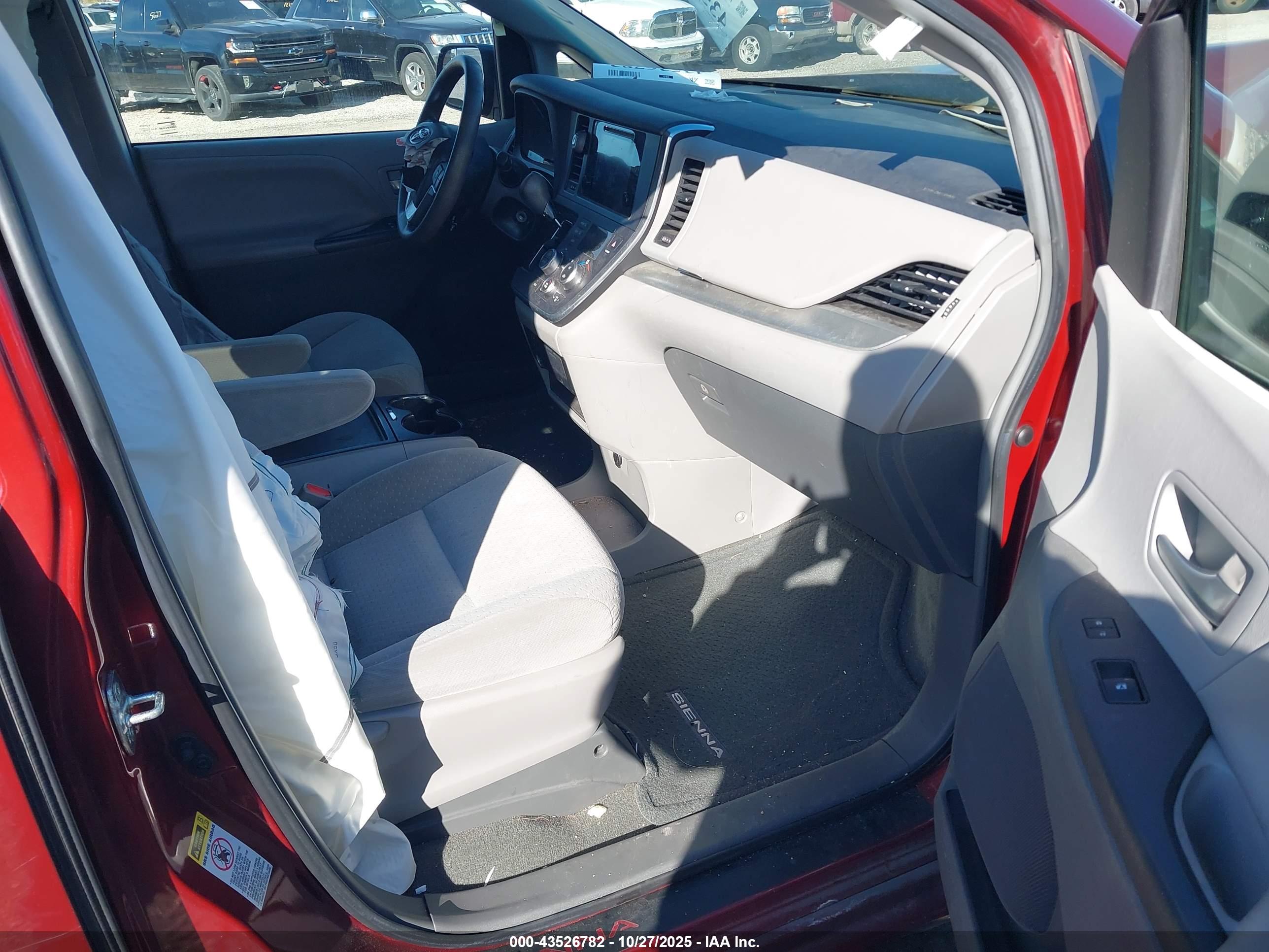 TOYOTA SIENNA image 5