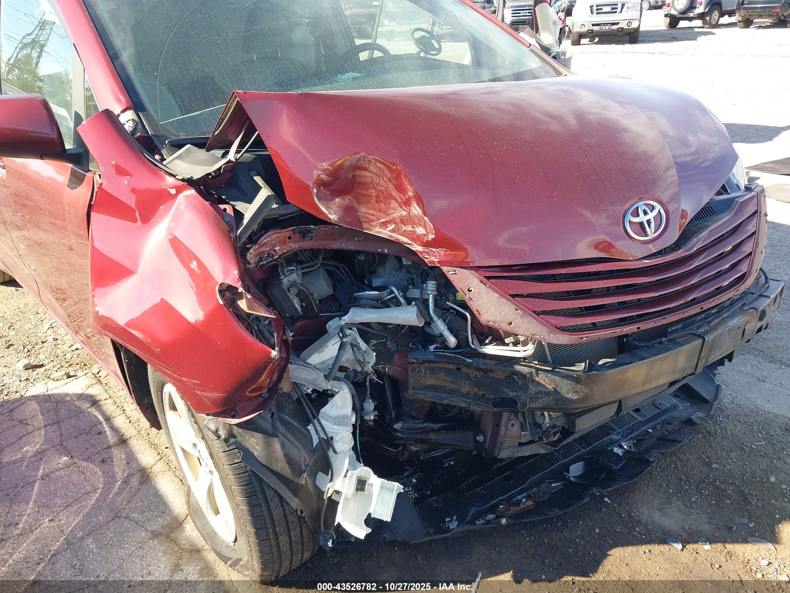 TOYOTA SIENNA image 6