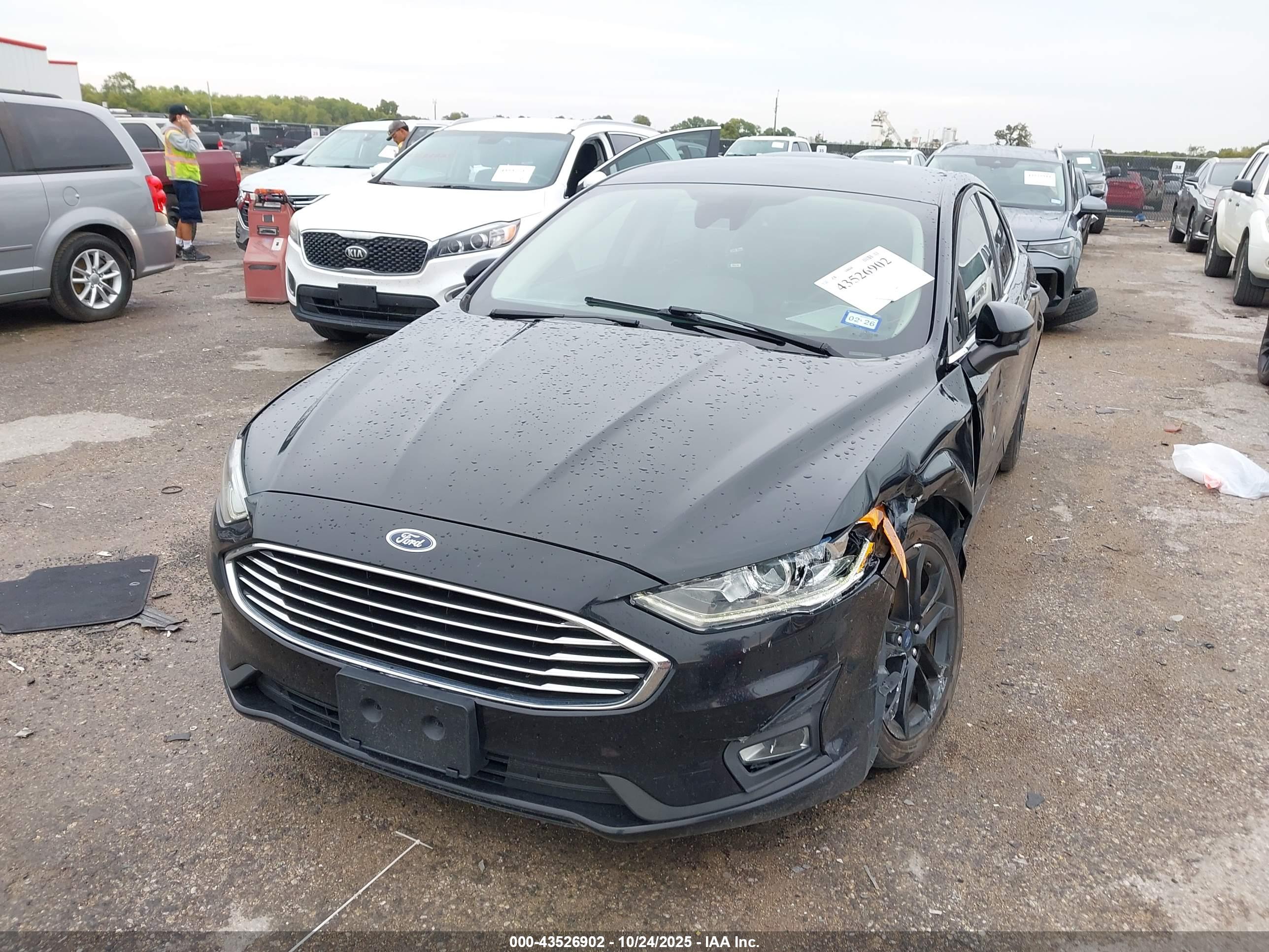 FORD FUSION image 2