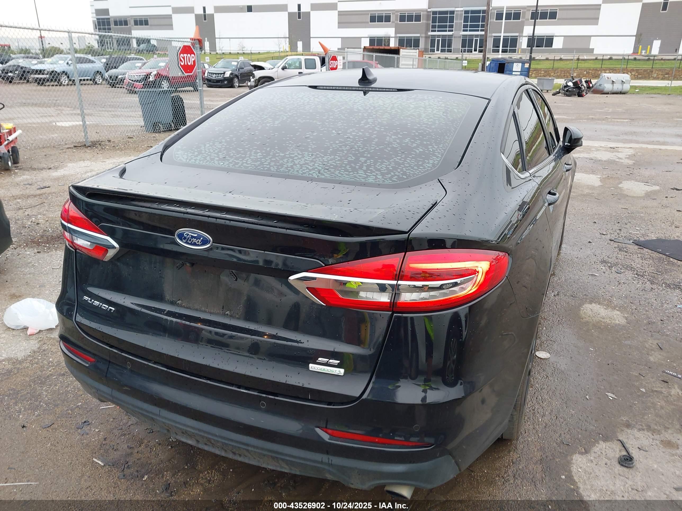 FORD FUSION image 4