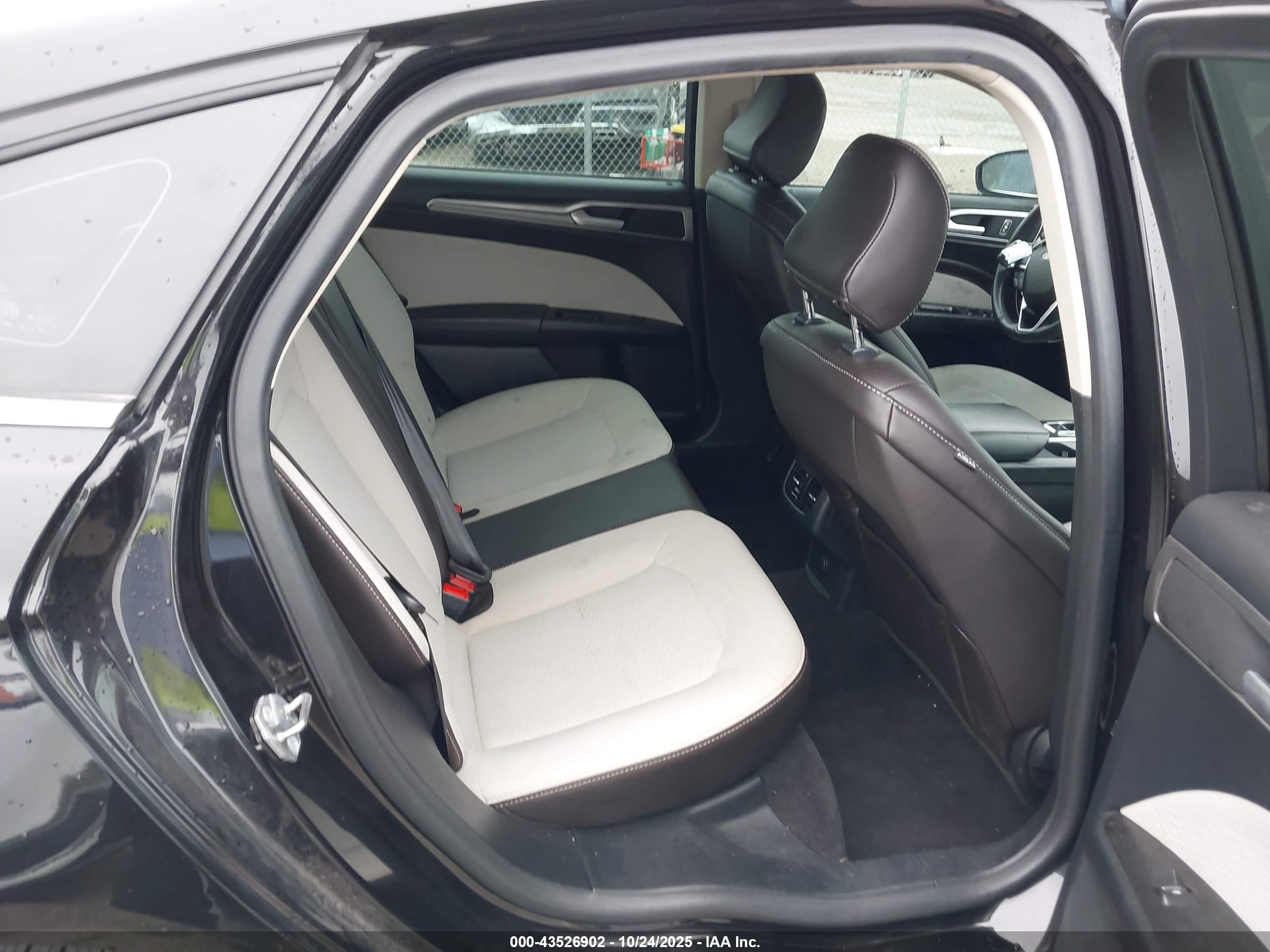 FORD FUSION image 8