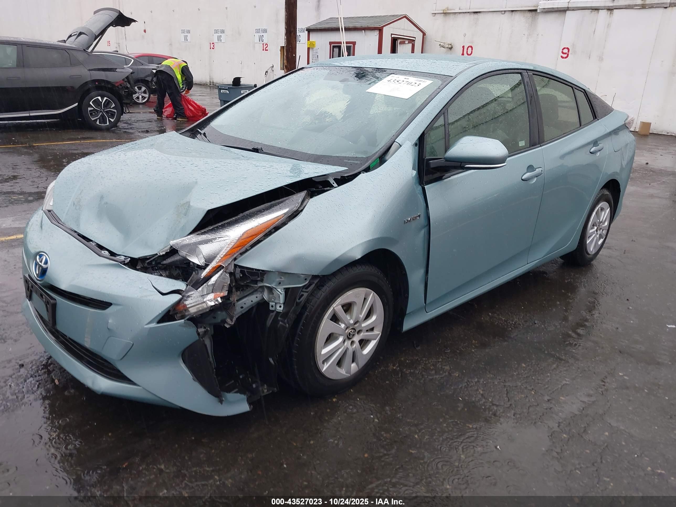 TOYOTA PRIUS image 2