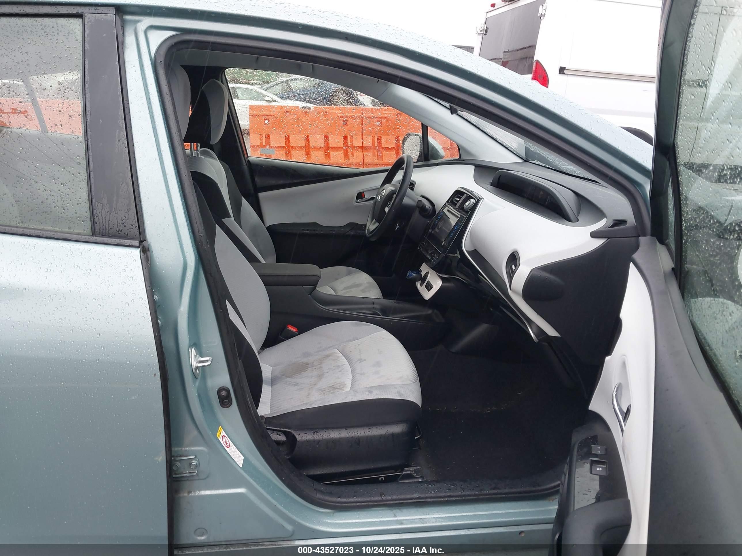TOYOTA PRIUS image 5