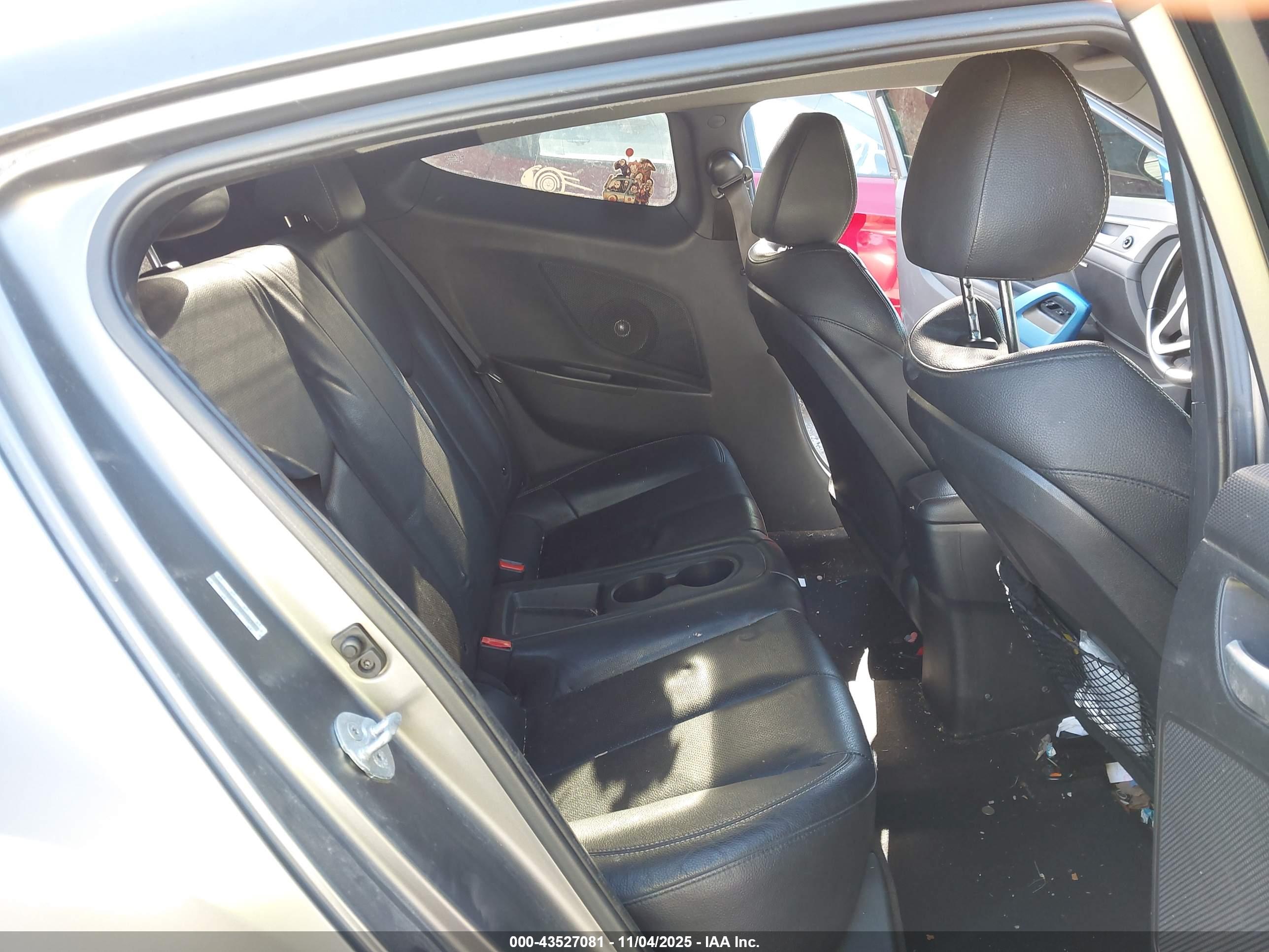 HYUNDAI VELOSTER image 8