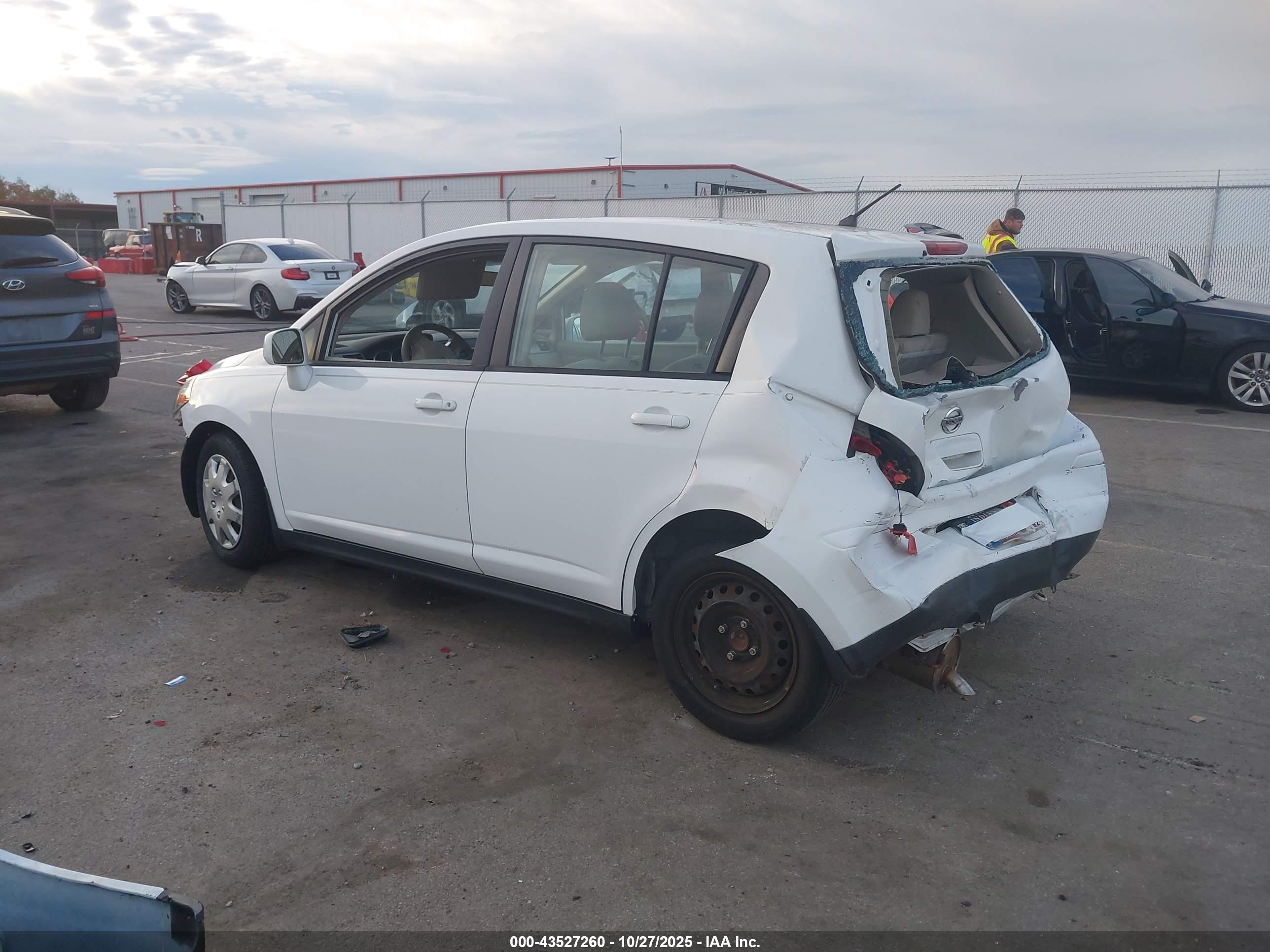 NISSAN VERSA image 3