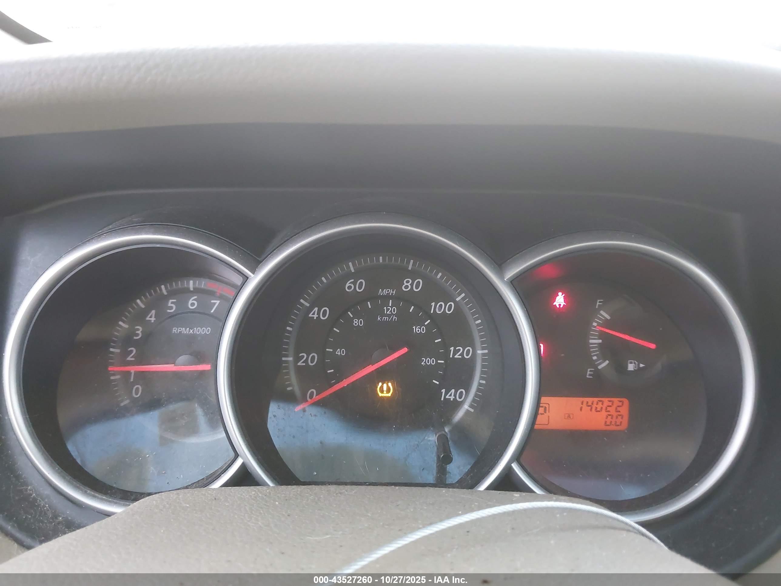 NISSAN VERSA image 7