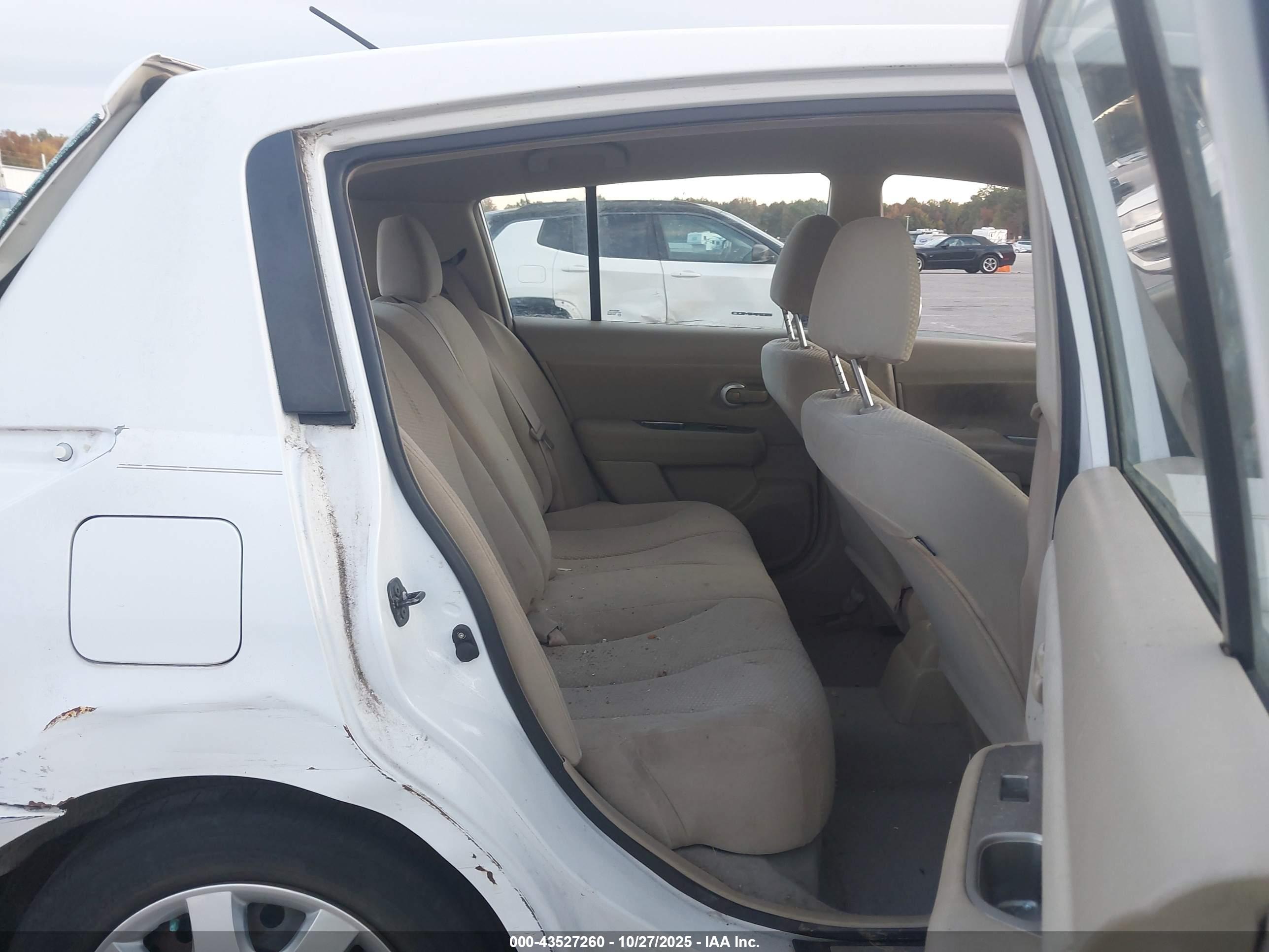 NISSAN VERSA image 8