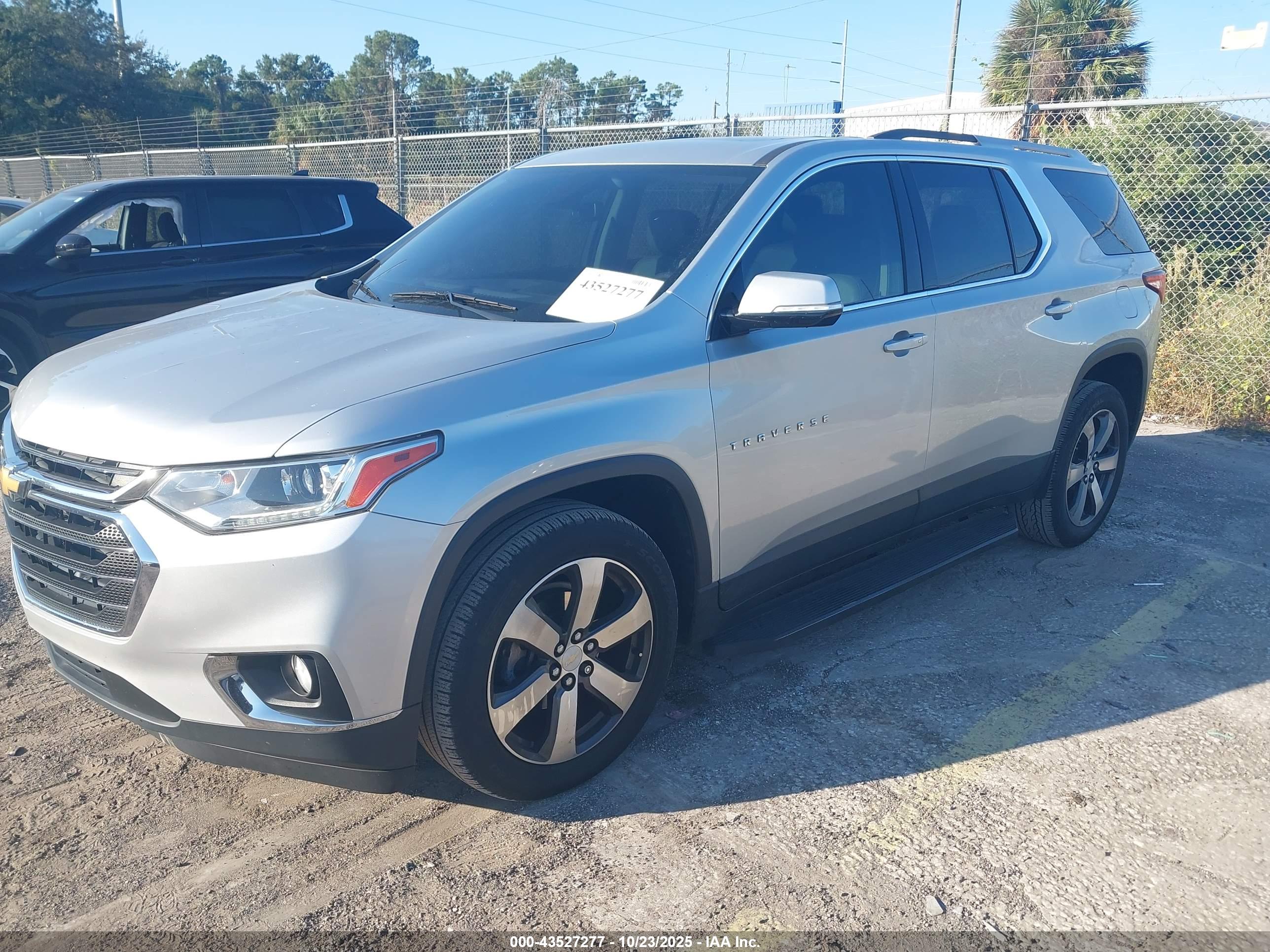 CHEVROLET TRAVERSE image 2