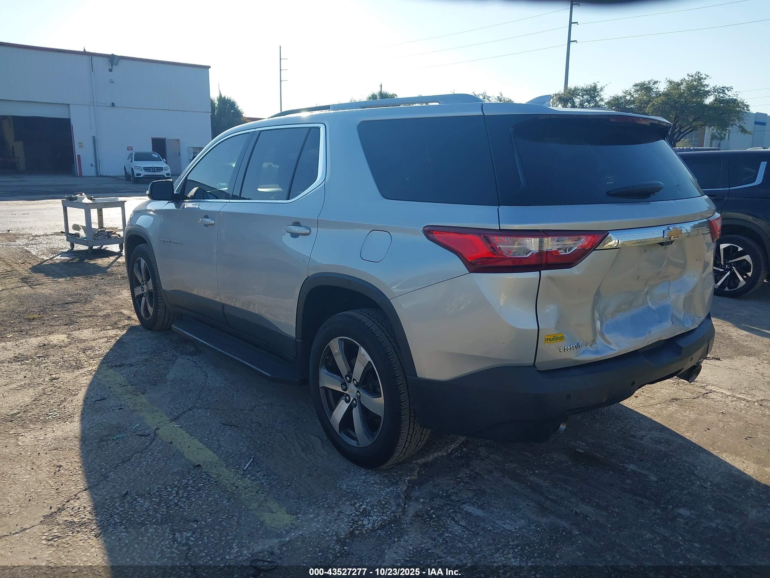 CHEVROLET TRAVERSE image 3