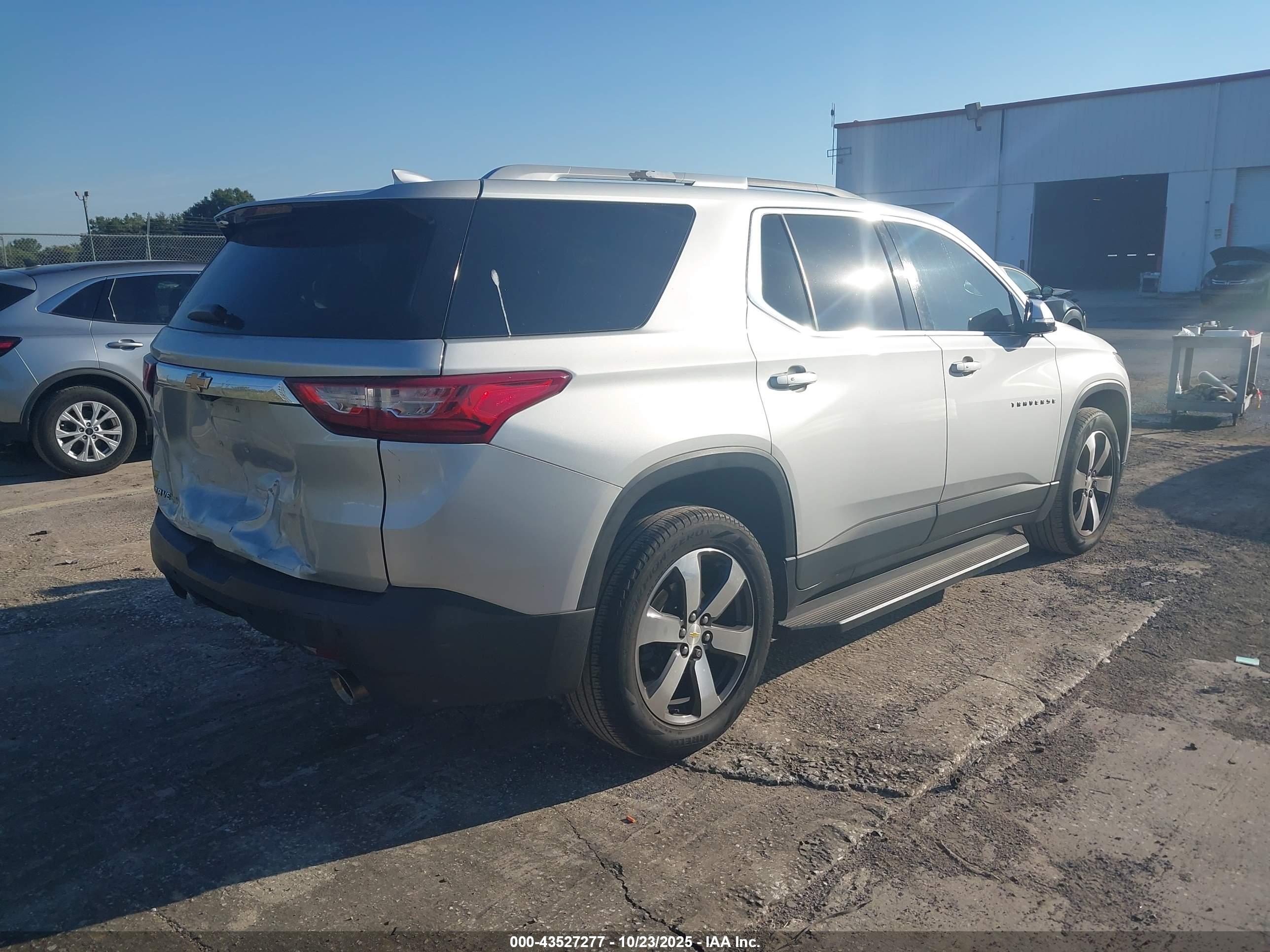 CHEVROLET TRAVERSE image 4
