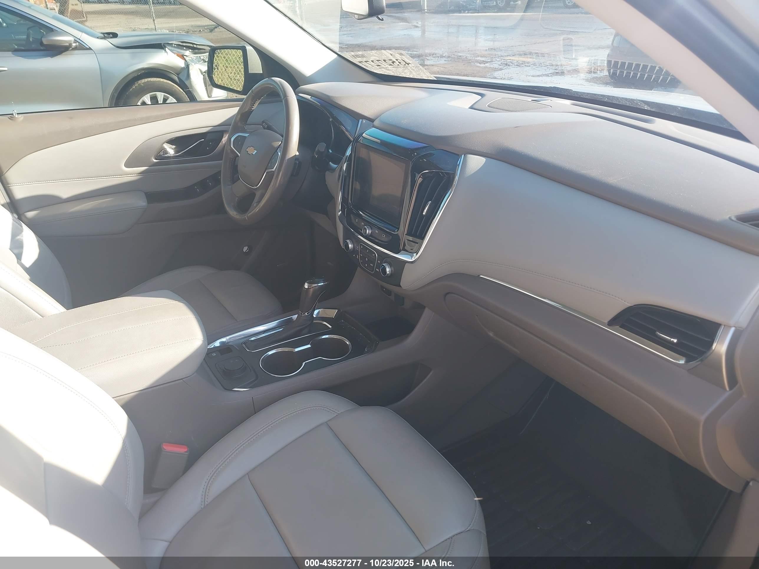 CHEVROLET TRAVERSE image 5