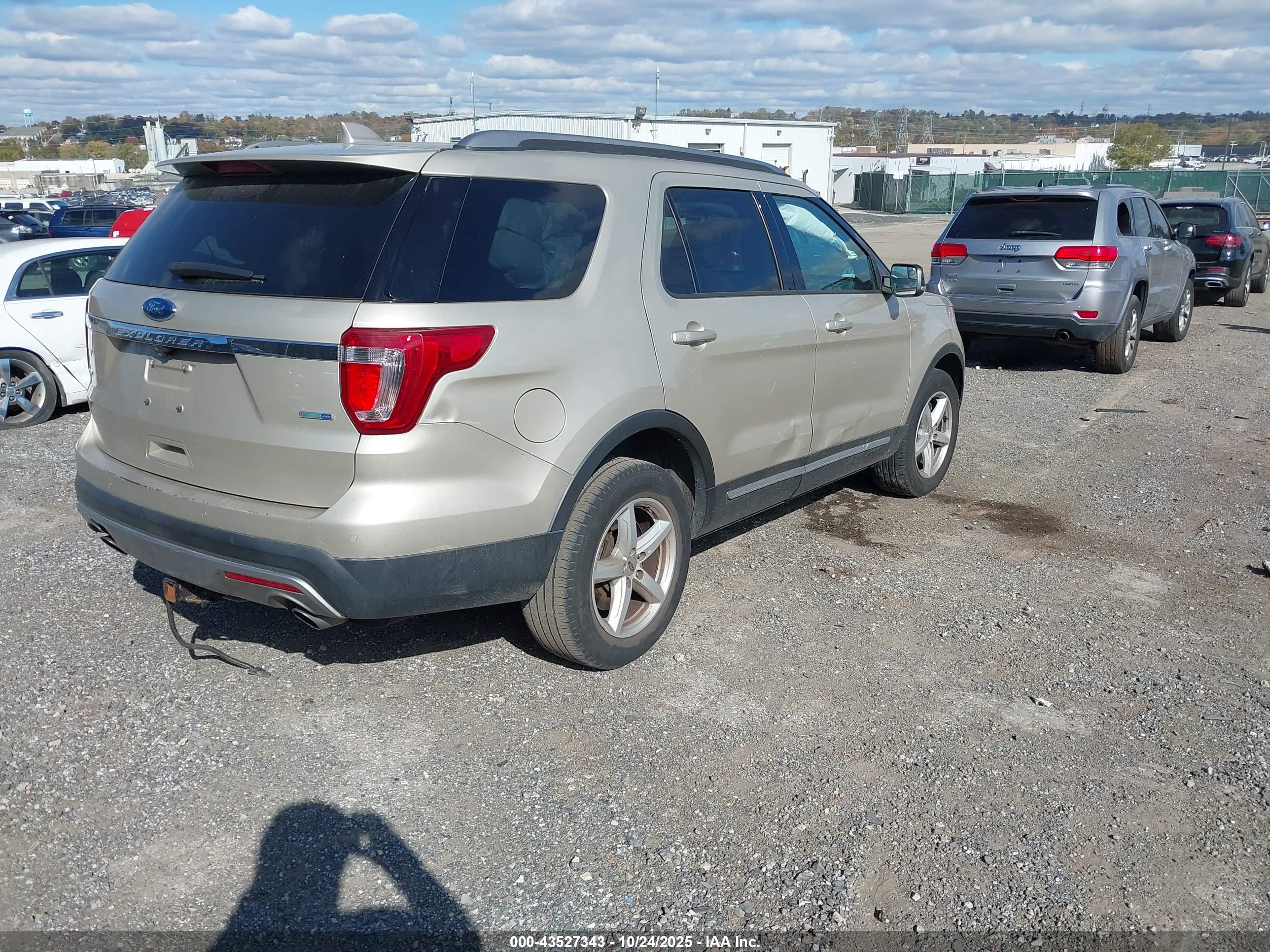 FORD EXPLORER image 4