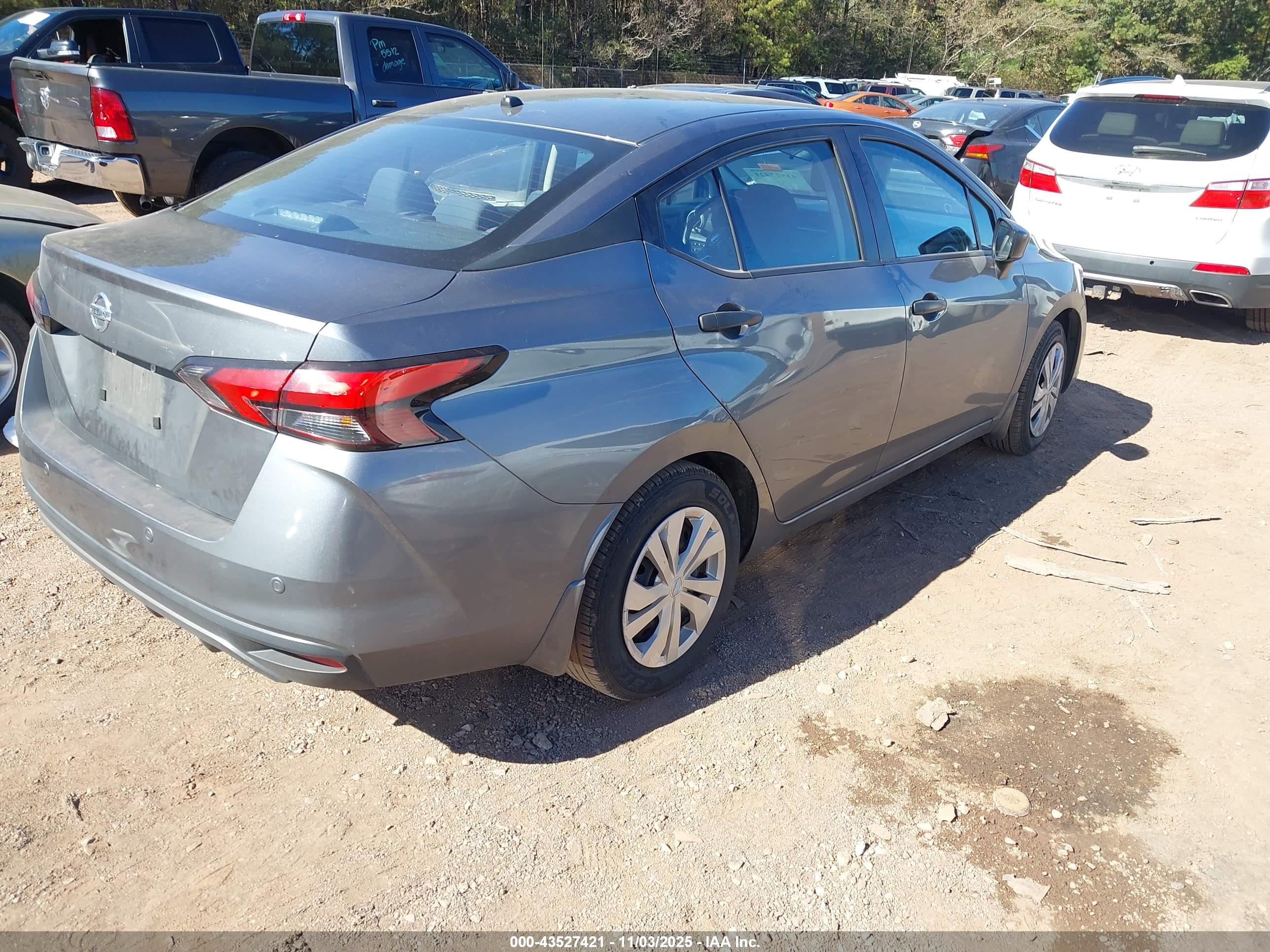 NISSAN VERSA image 4