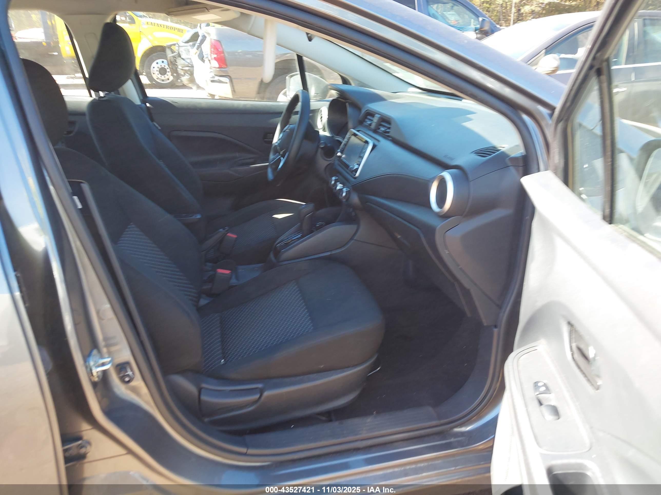 NISSAN VERSA image 5