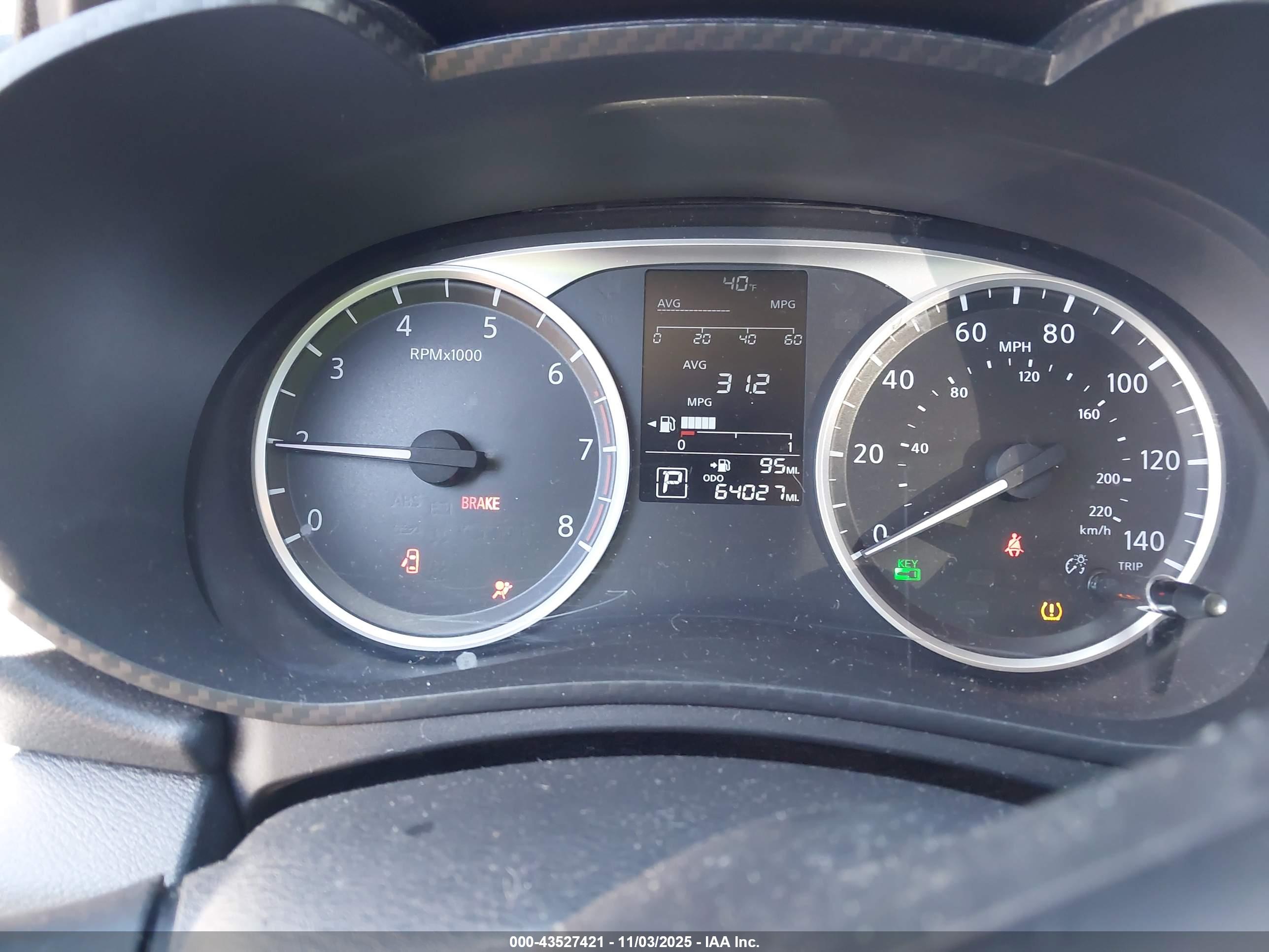 NISSAN VERSA image 7