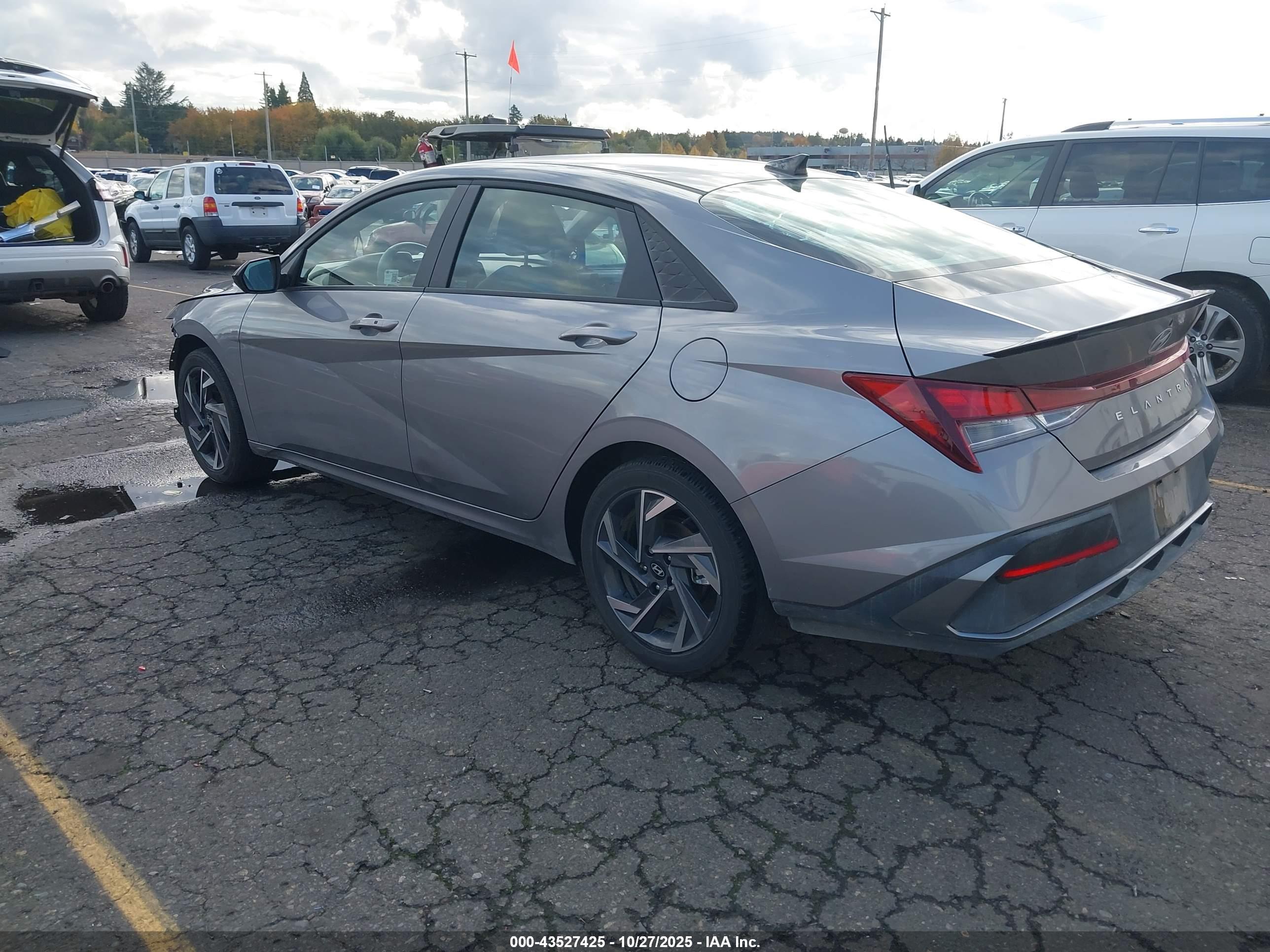 HYUNDAI ELANTRA image 3