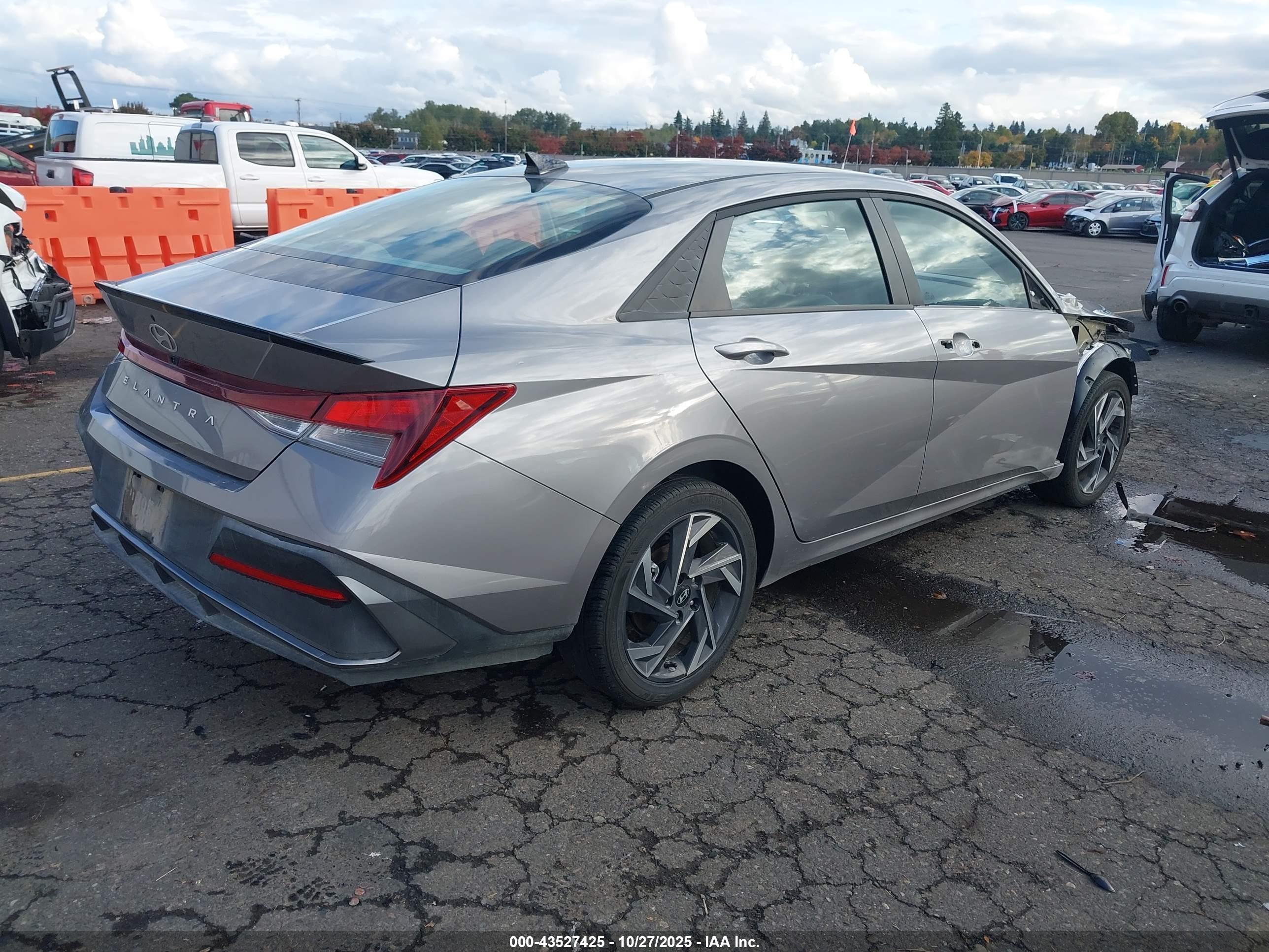 HYUNDAI ELANTRA image 4