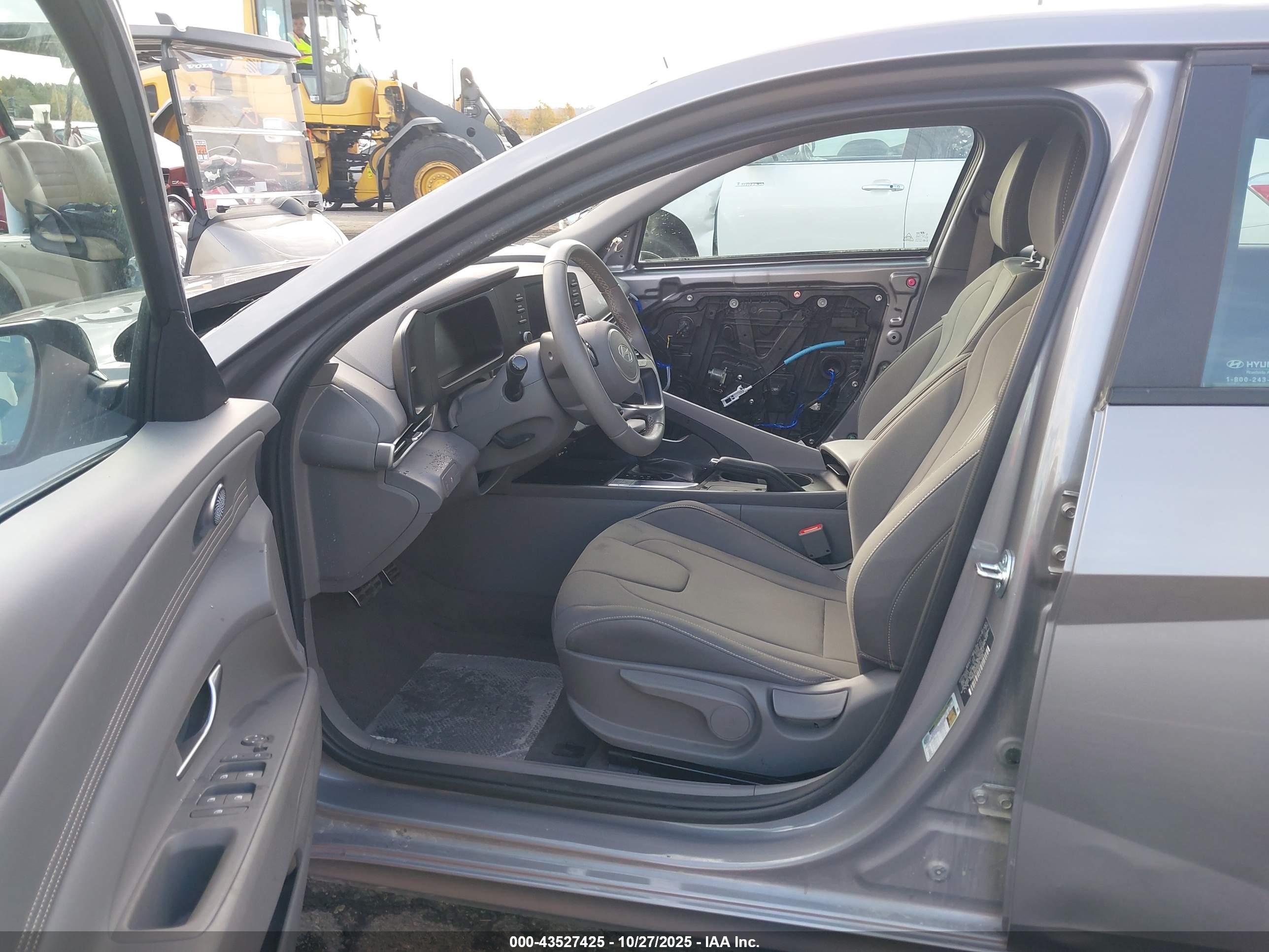 HYUNDAI ELANTRA image 5